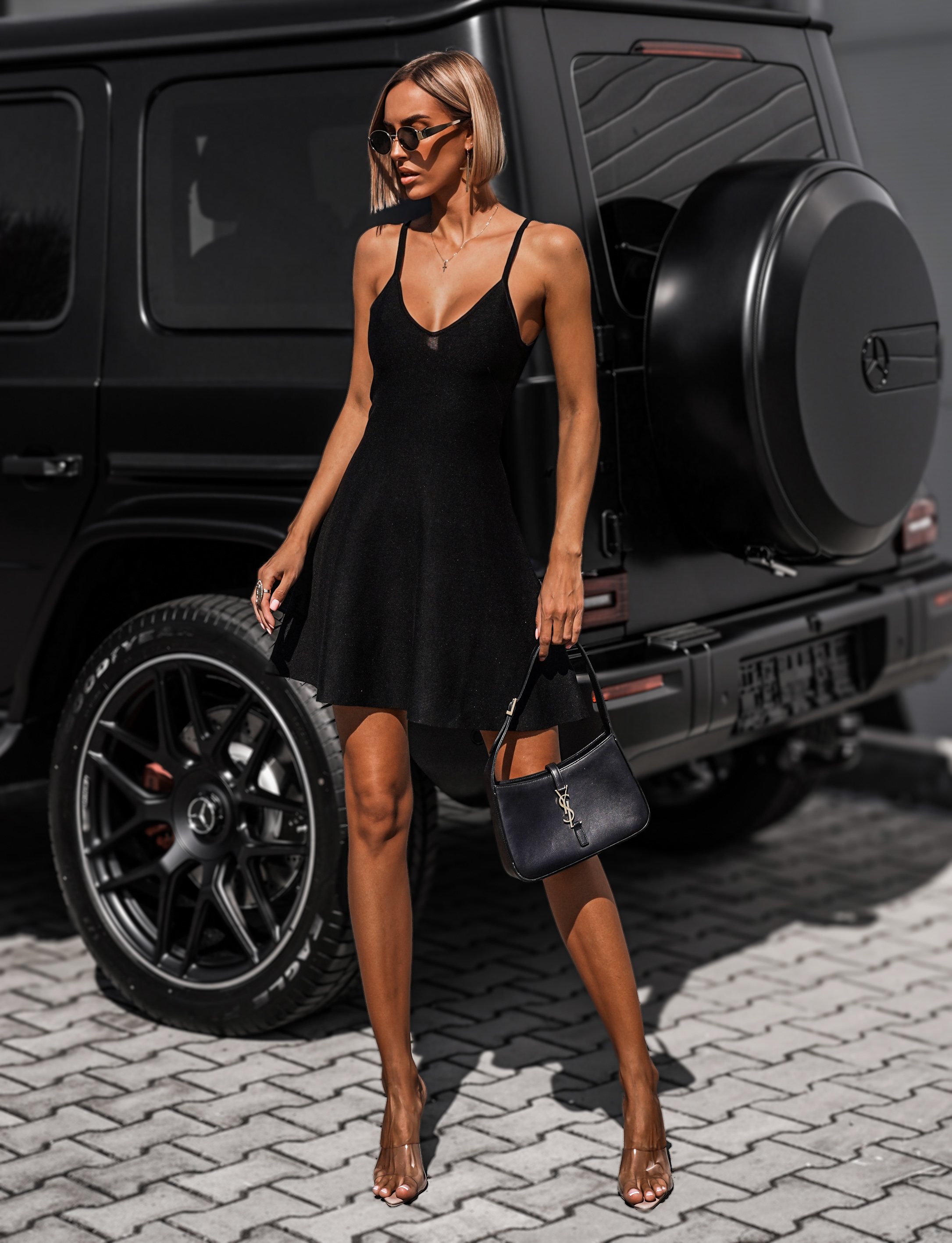 Čierne letné áčkové šaty PERTHY na ramienka Veľkosť: M/L