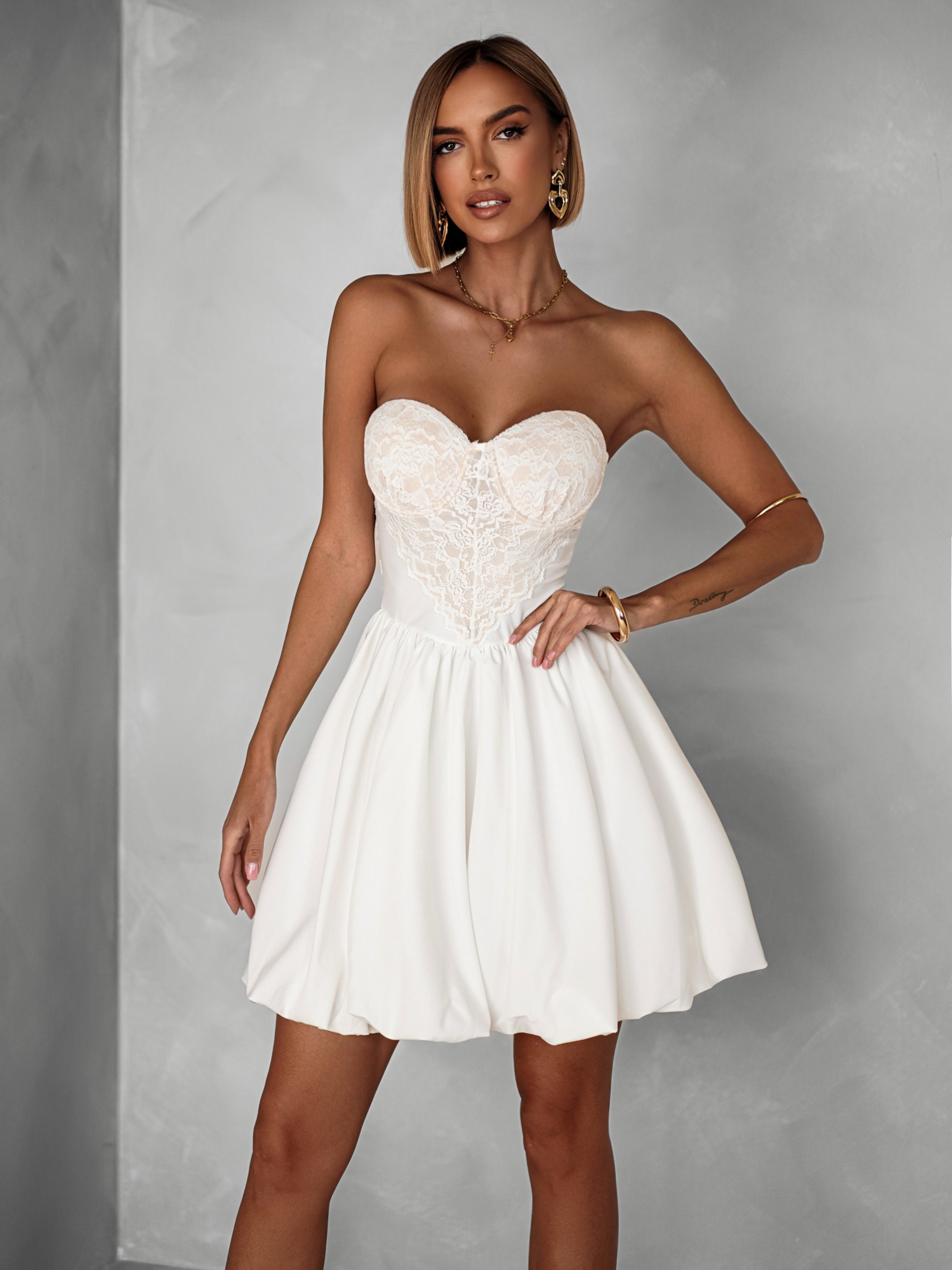 Biele krátke šaty NAMSOSE s áčkovou sukňou Veľkosť: M/L