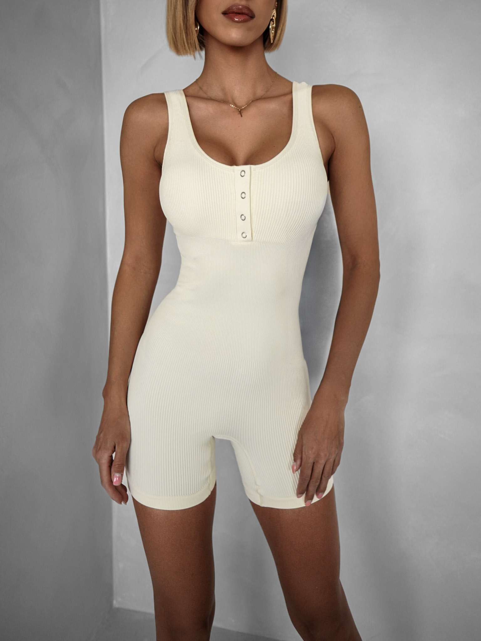 Krémový rebrovaný kraťasový overal ALICAN Veľkosť: S/M