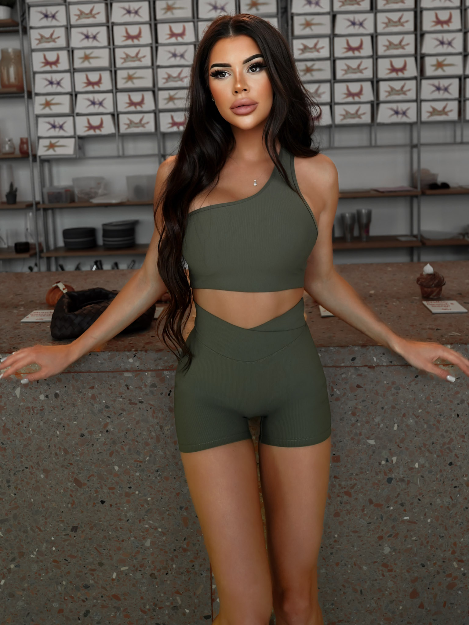 Kaki športová rebrovaná asymetrická podprsenka ENETEL Veľkosť: S