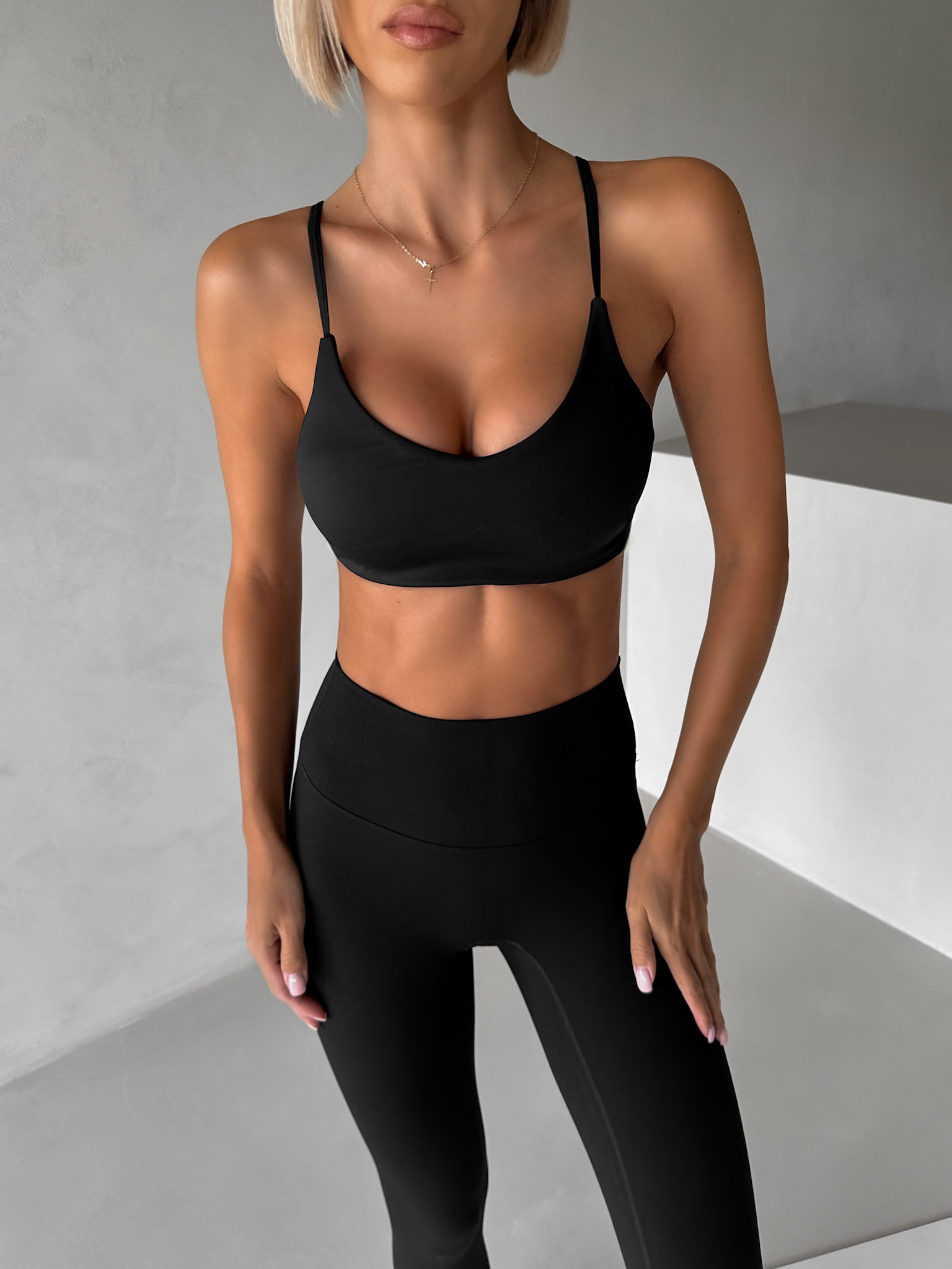 Čierna športová podprsenka VELIRA na ramienka Veľkosť: M