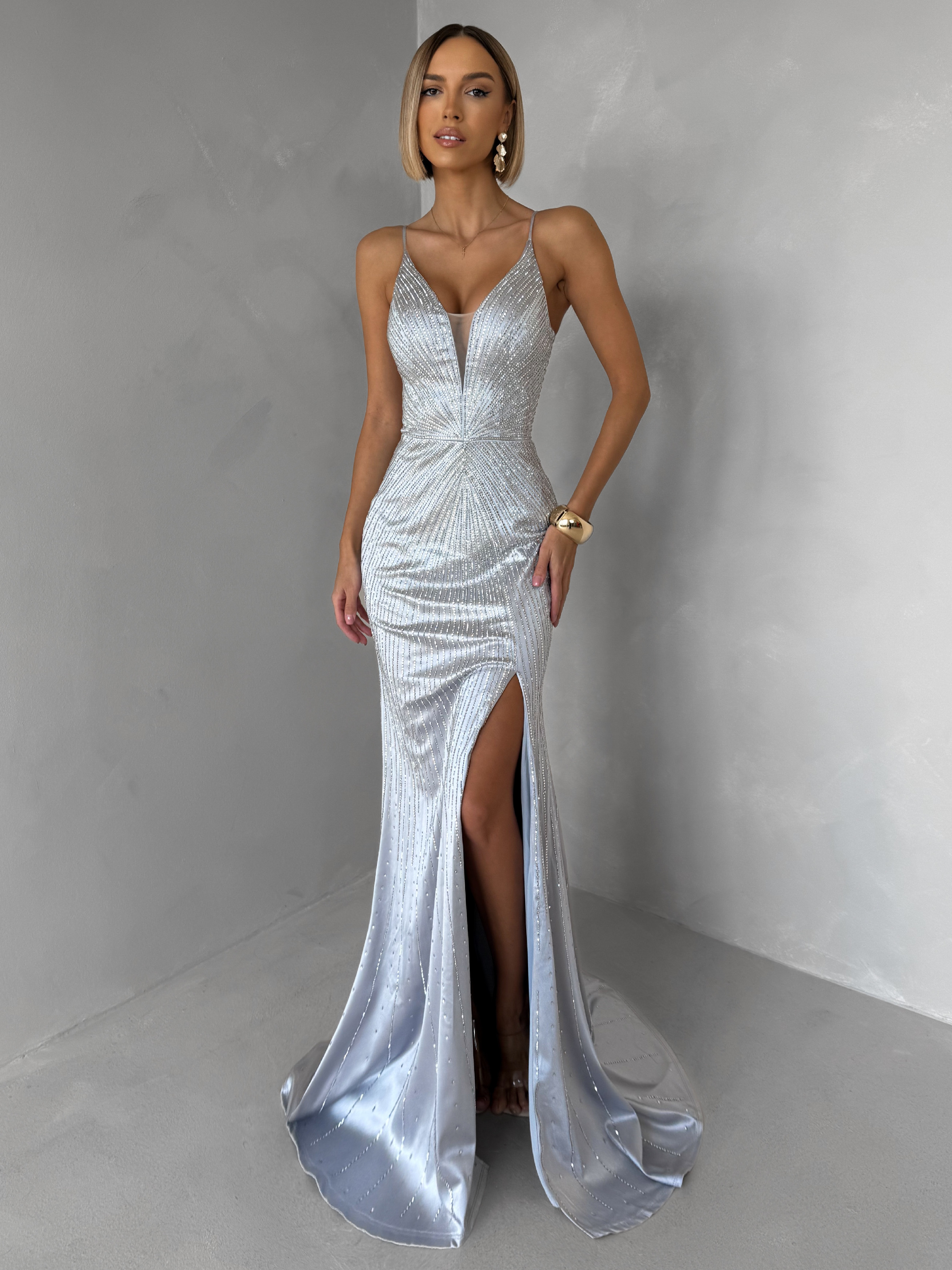 Strieborné plesové trblietavé šaty RAVELLE s rázporkom Veľkosť: L
