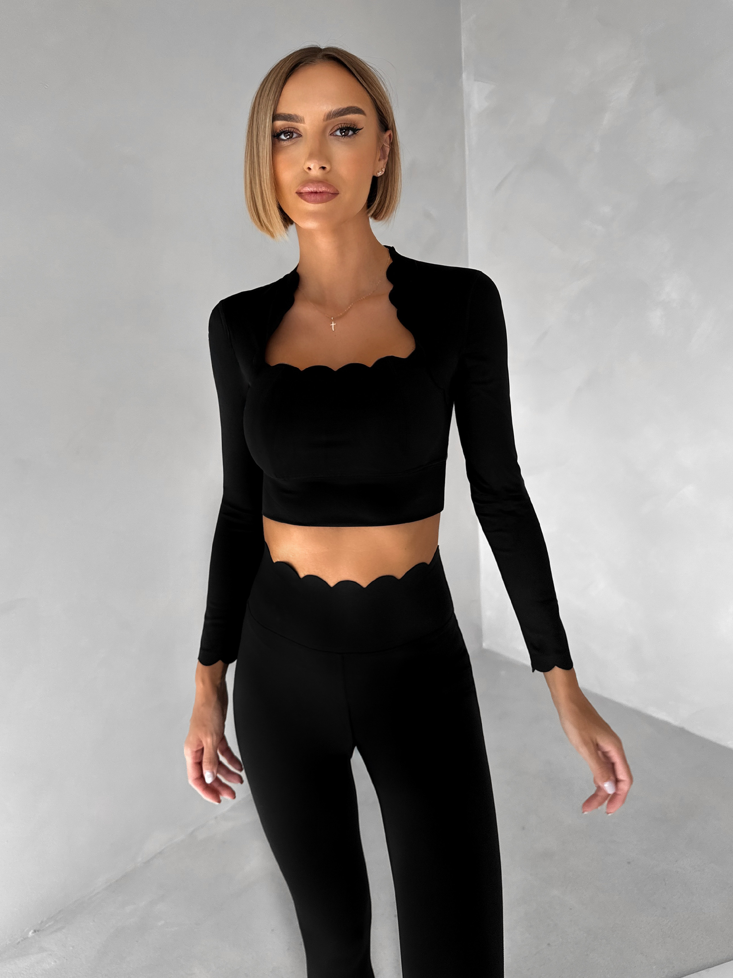 E-shop Čierny športový crop top WALATA s dlhým rukávom