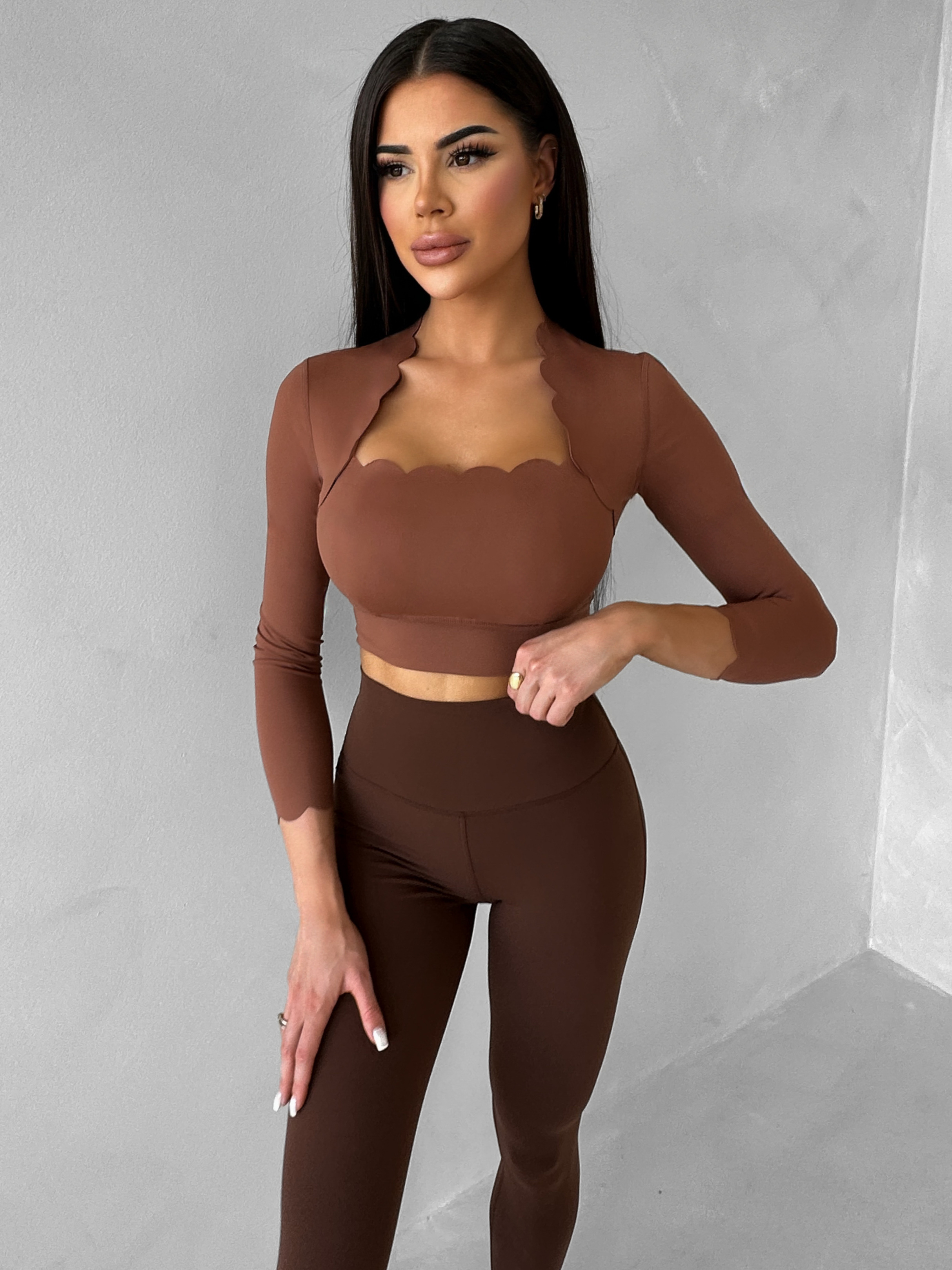 E-shop Hnedý športový crop top WALATA s dlhým rukávom