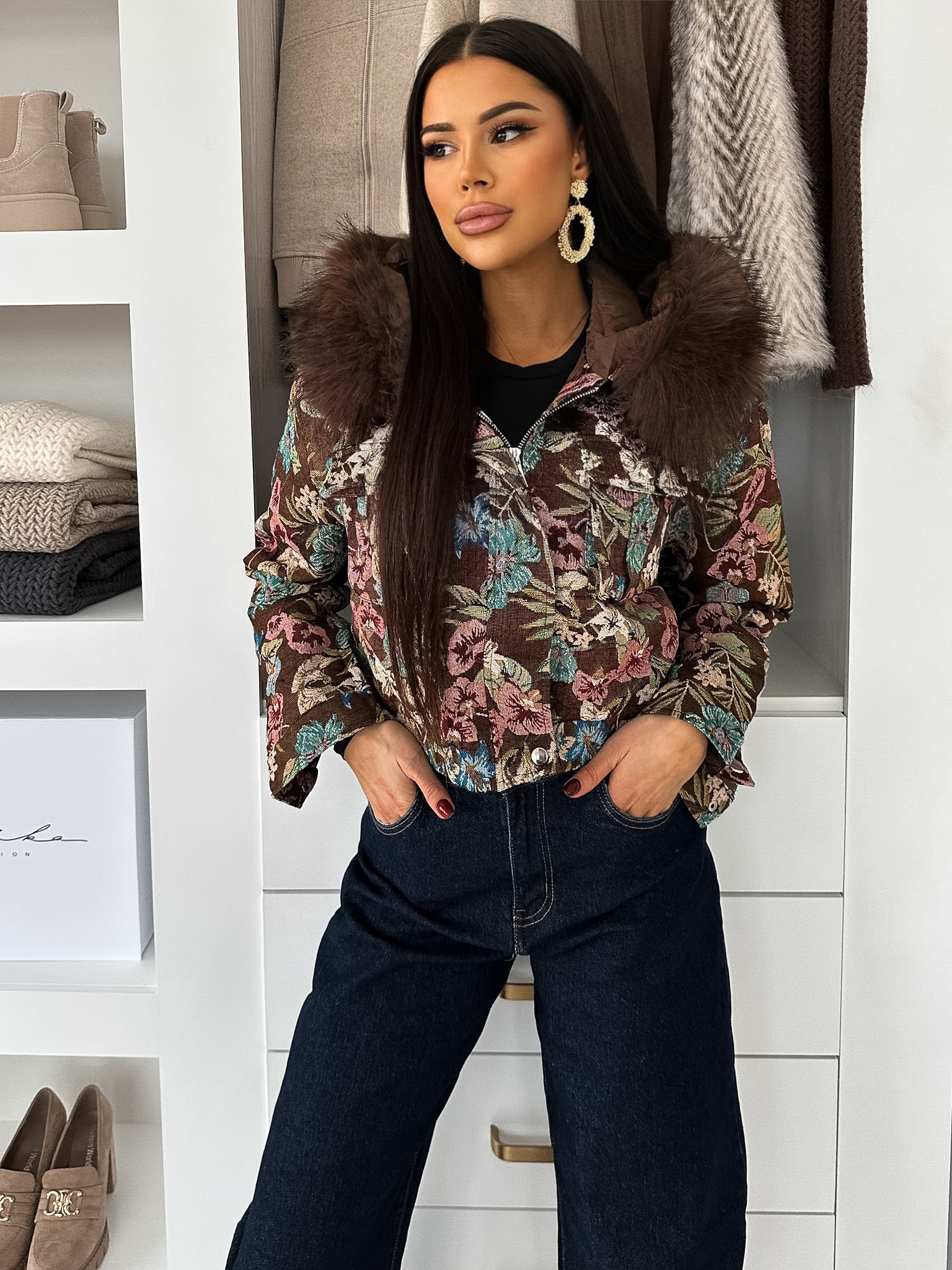 Hnedá elegantná bunda MORIVEN s veľkými kvetmi Veľkosť: S/M