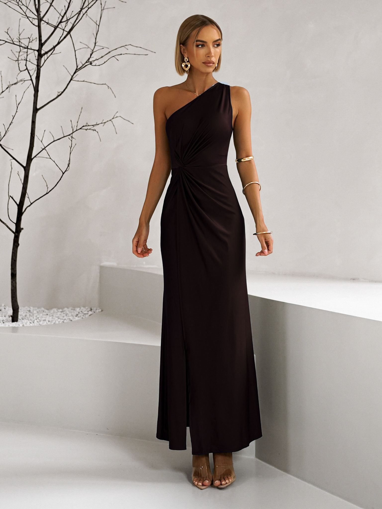 Tmavo hnedé spoločenské šaty FIAMMAR na jedno rameno Veľkosť: ONESIZE