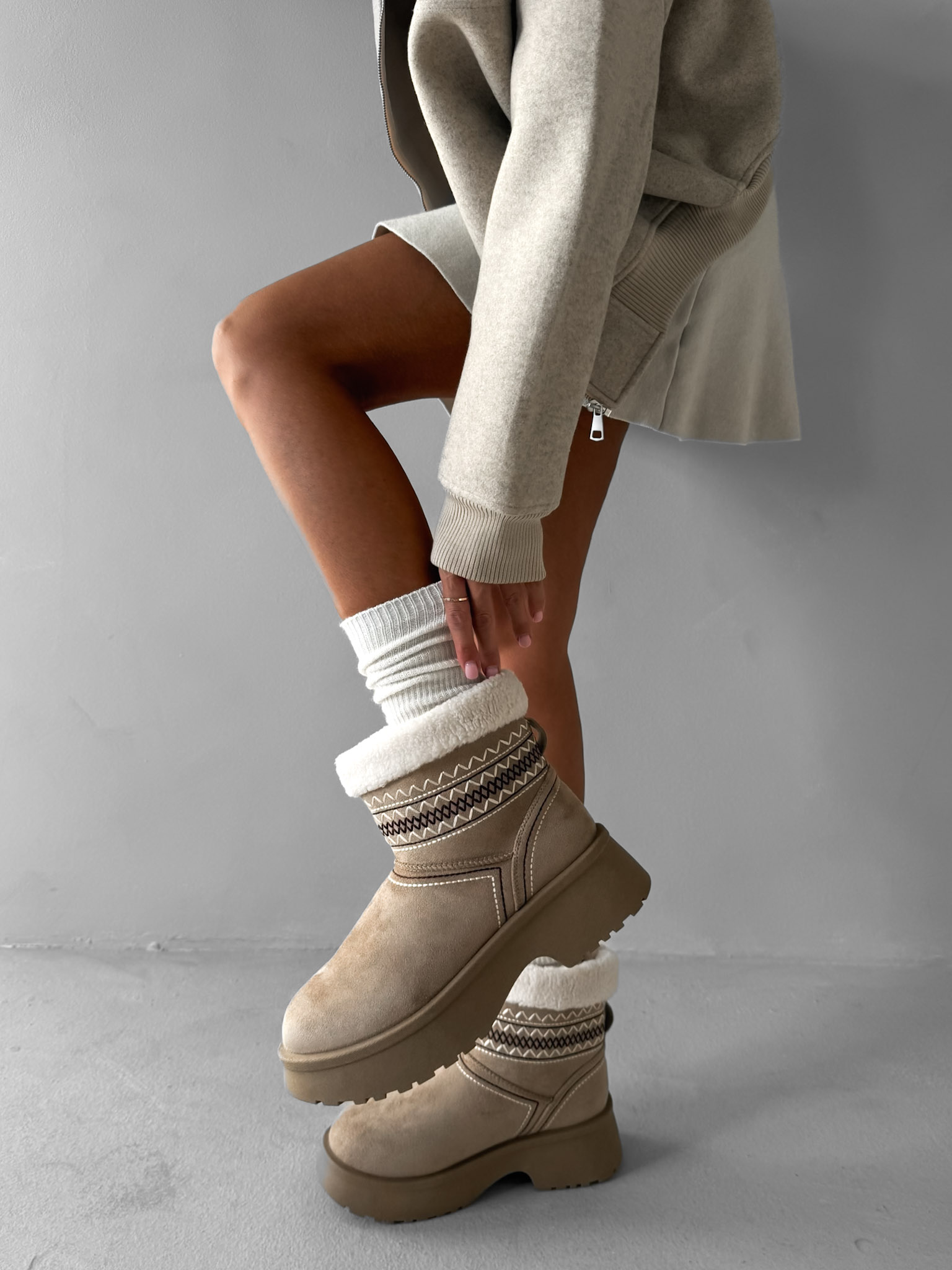 Béžové členkové válenky ORIENO s kožúškom Veľkosť: 41