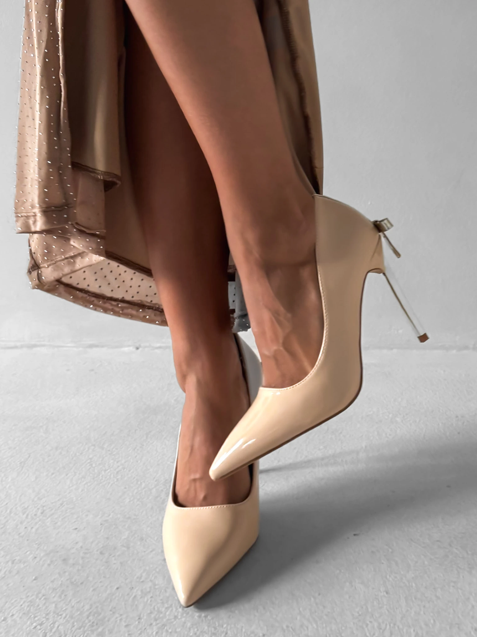 Béžové nude lesklé lodičky na podpätku TREGON Veľkosť: 38