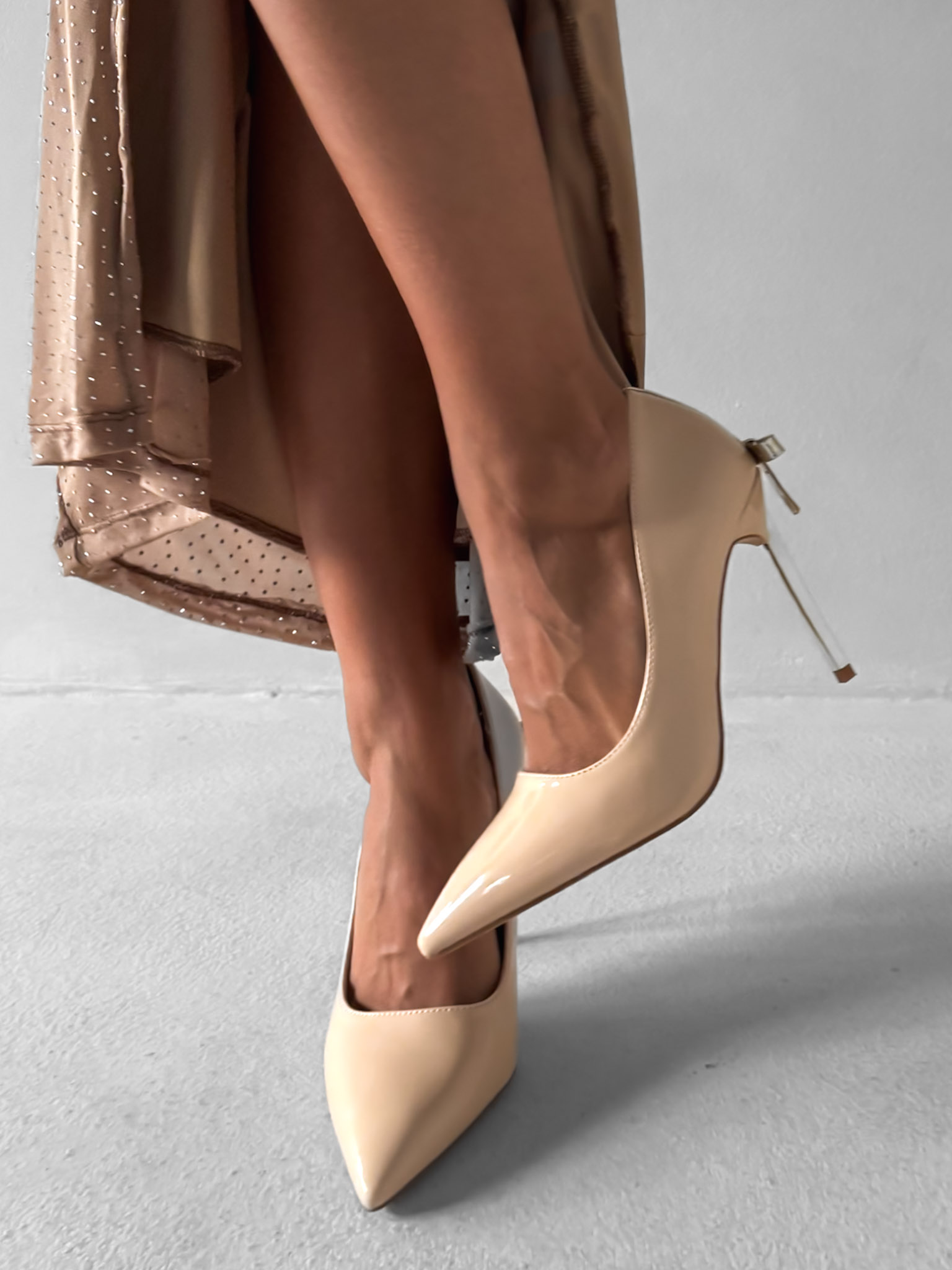 Béžové nude lesklé lodičky na podpätku TREGON Veľkosť: 40