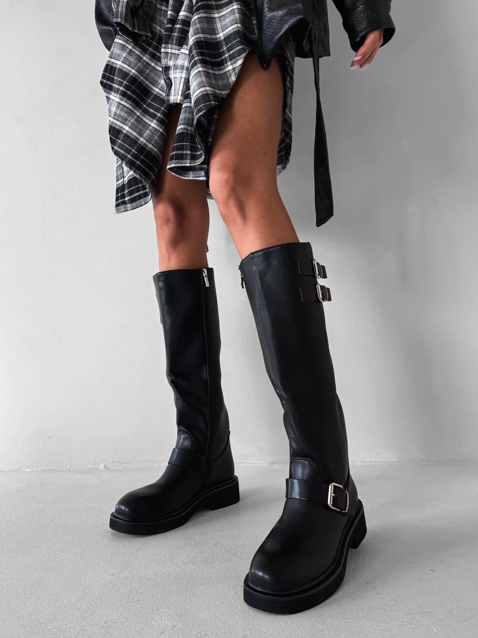 Čierne koženkové čižmy MYRANY Veľkosť: 41