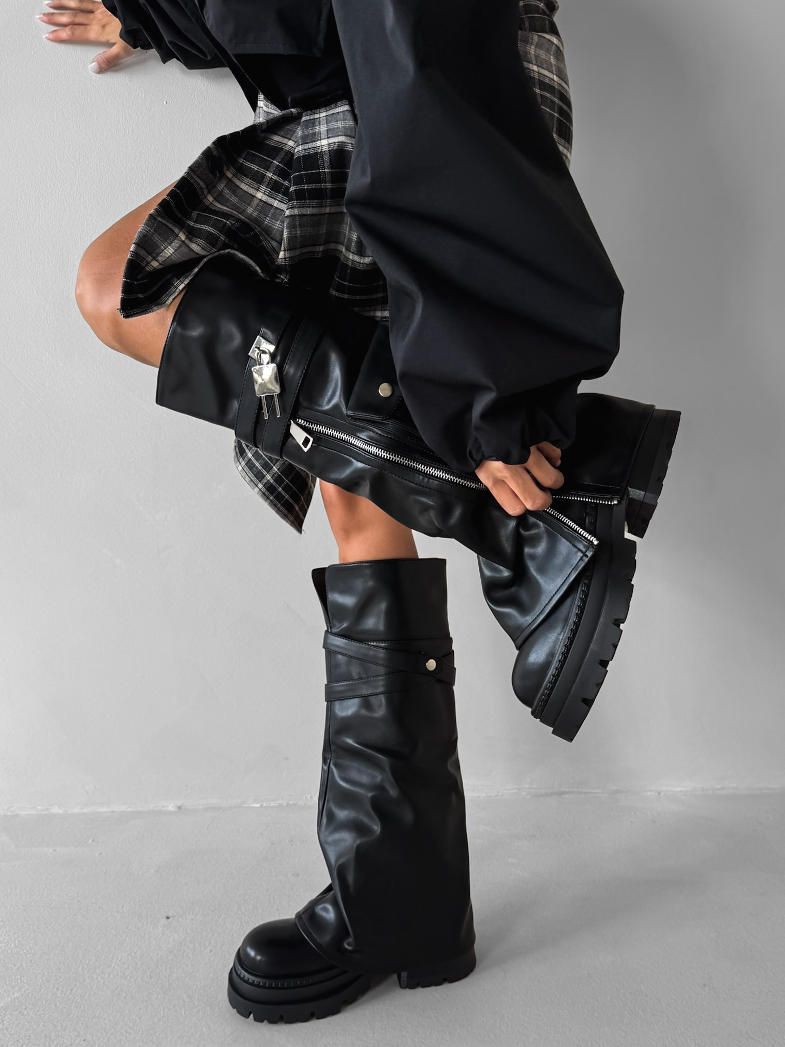 Čierne štýlové koženkové čižmy CORIN na platforme Veľkosť: 41