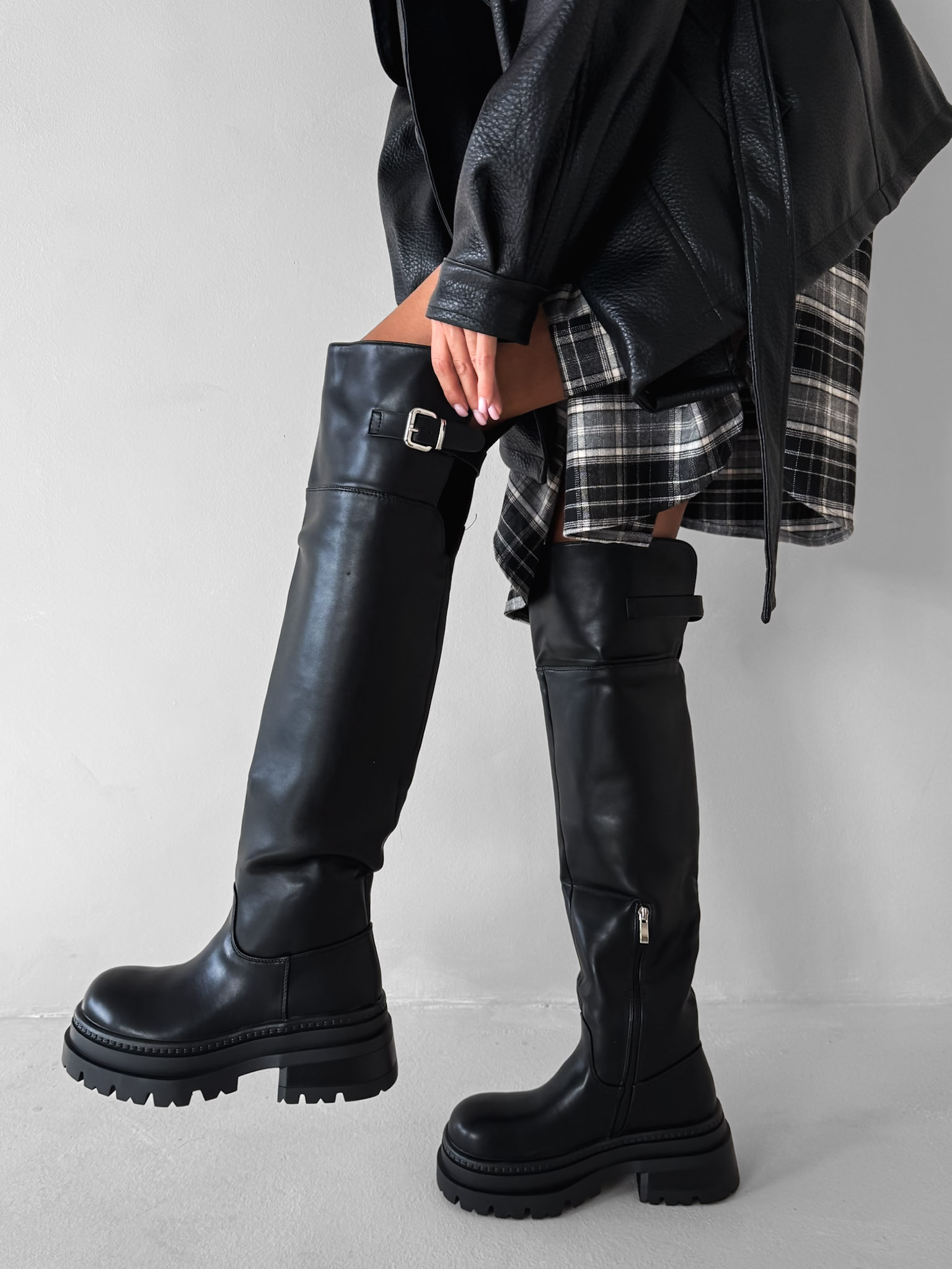 Čierne vysoké koženkové čižmy MAVINE nad kolená Veľkosť: 41