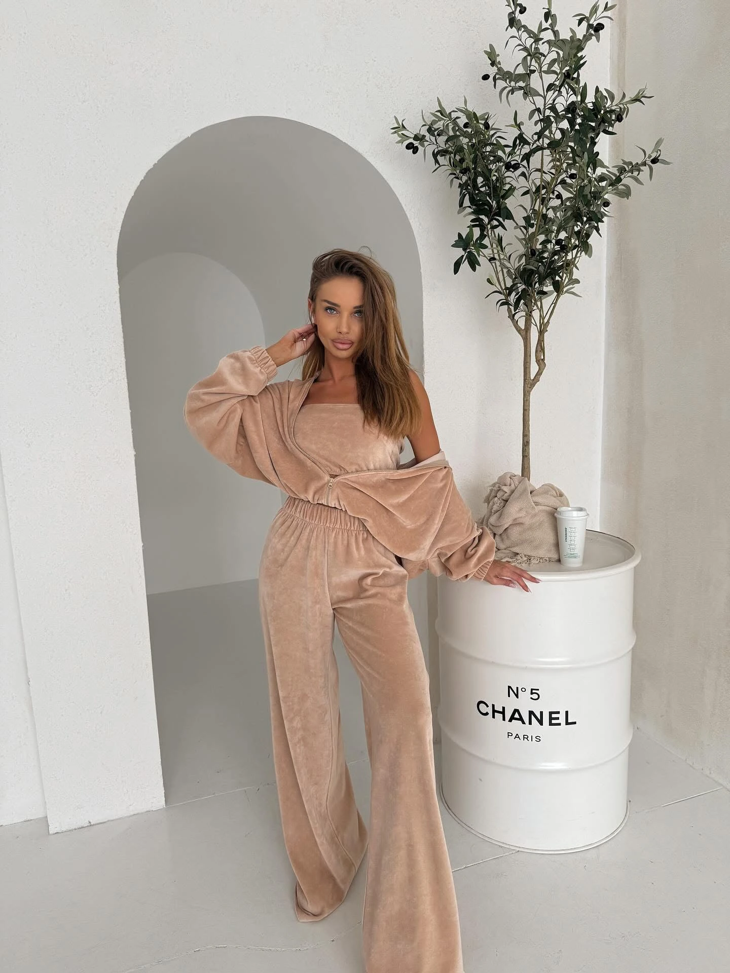 Béžová štýlová semišová tepláková súprava BEAUN s topom Veľkosť: ONESIZE