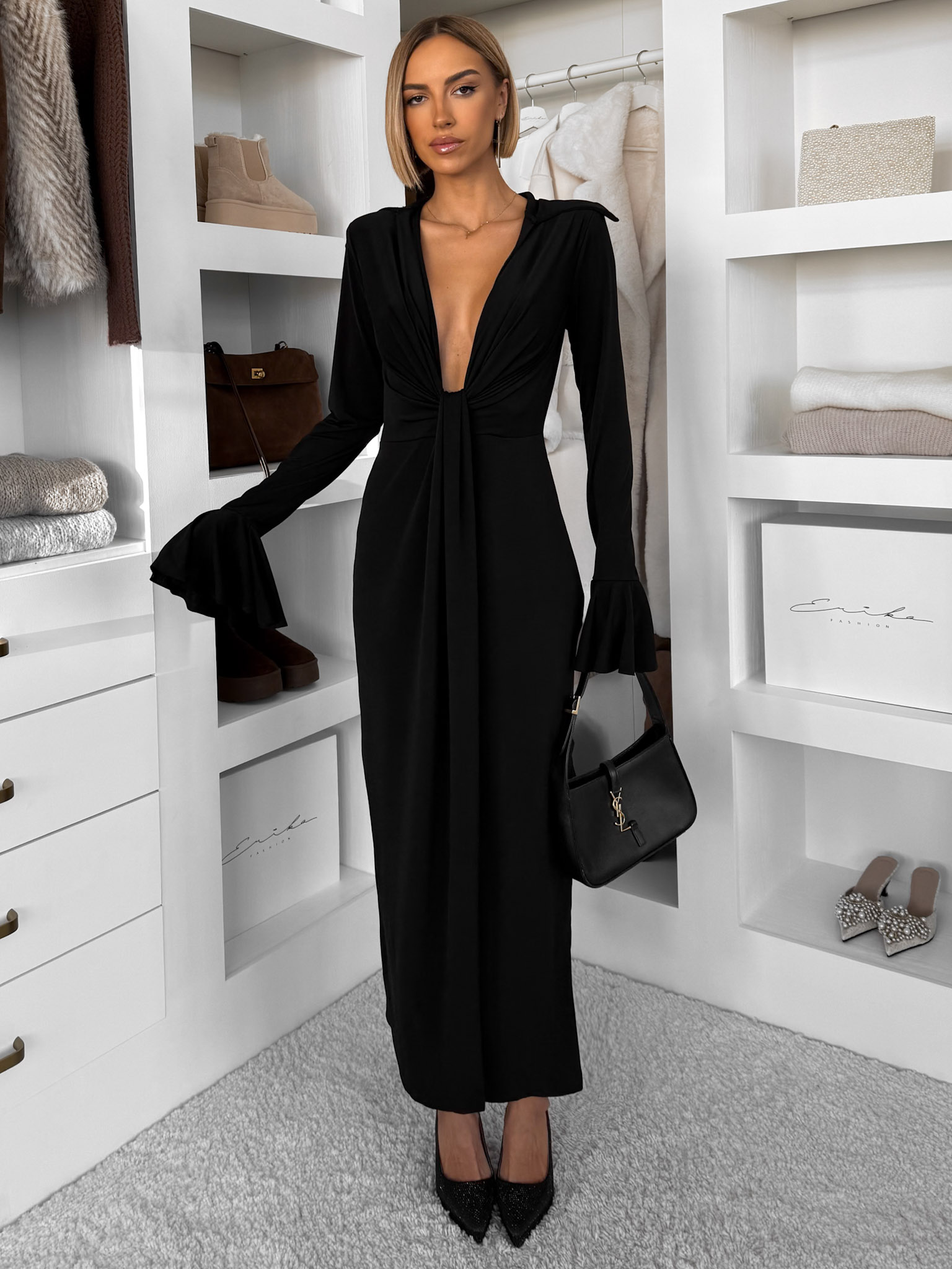 Čierne dlhé šaty OSTIVEN s hlbovým výstrihom Veľkosť: ONESIZE