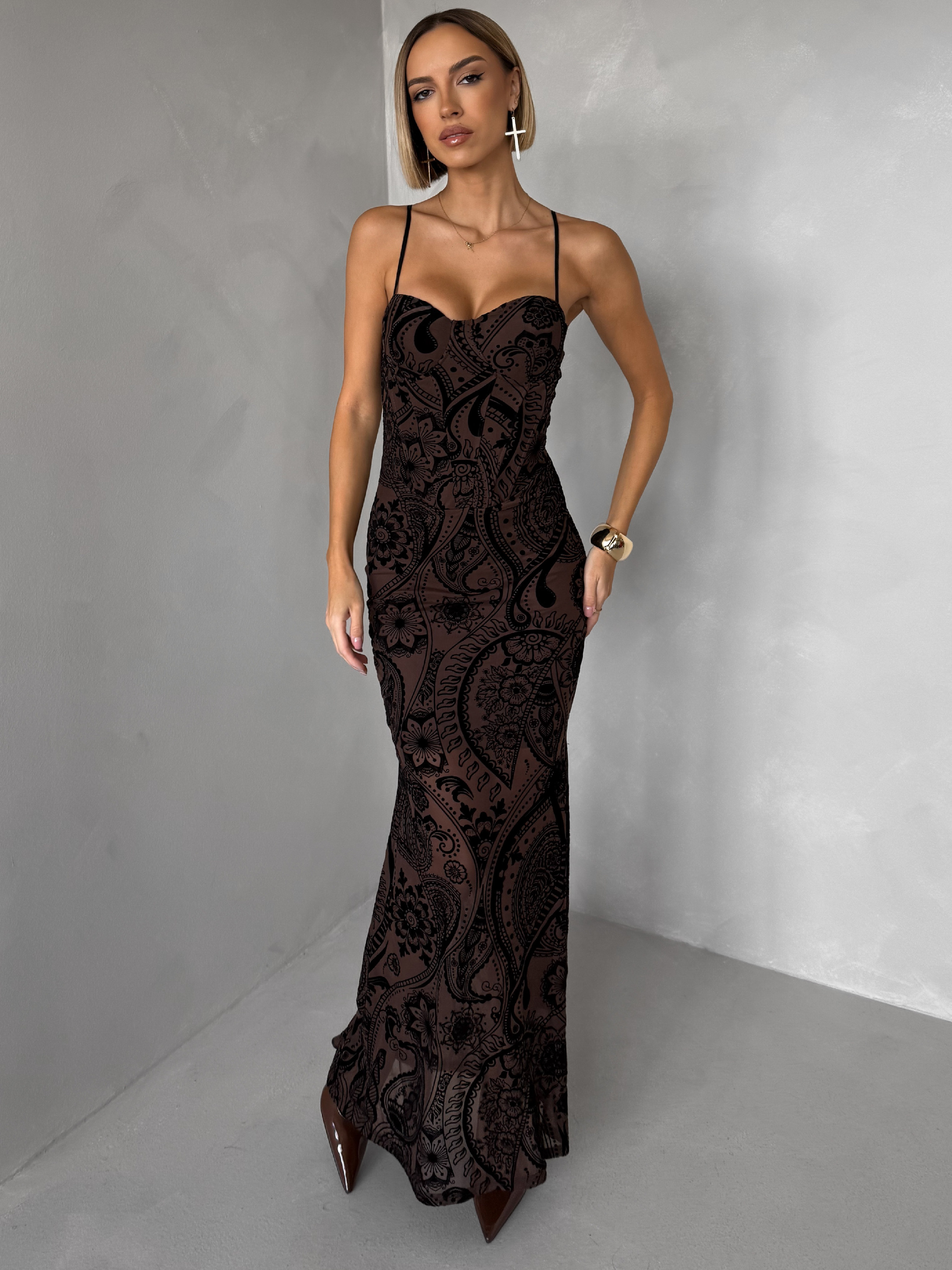 Hnedé dlhé spoločenské šaty AVENZIA na ramienka Veľkosť: M/L