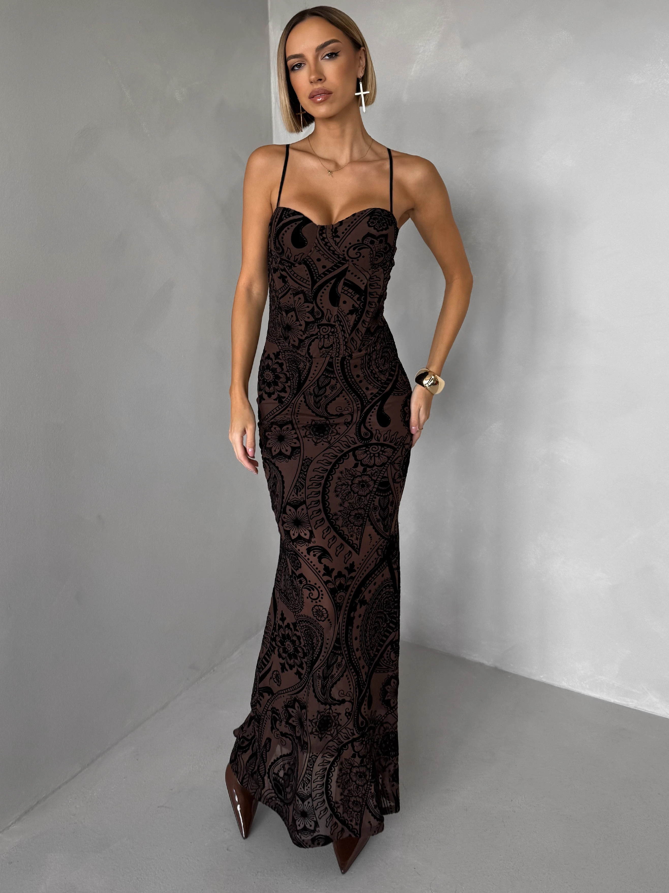 Hnedé dlhé spoločenské šaty AVENZIA na ramienka Veľkosť: S/M