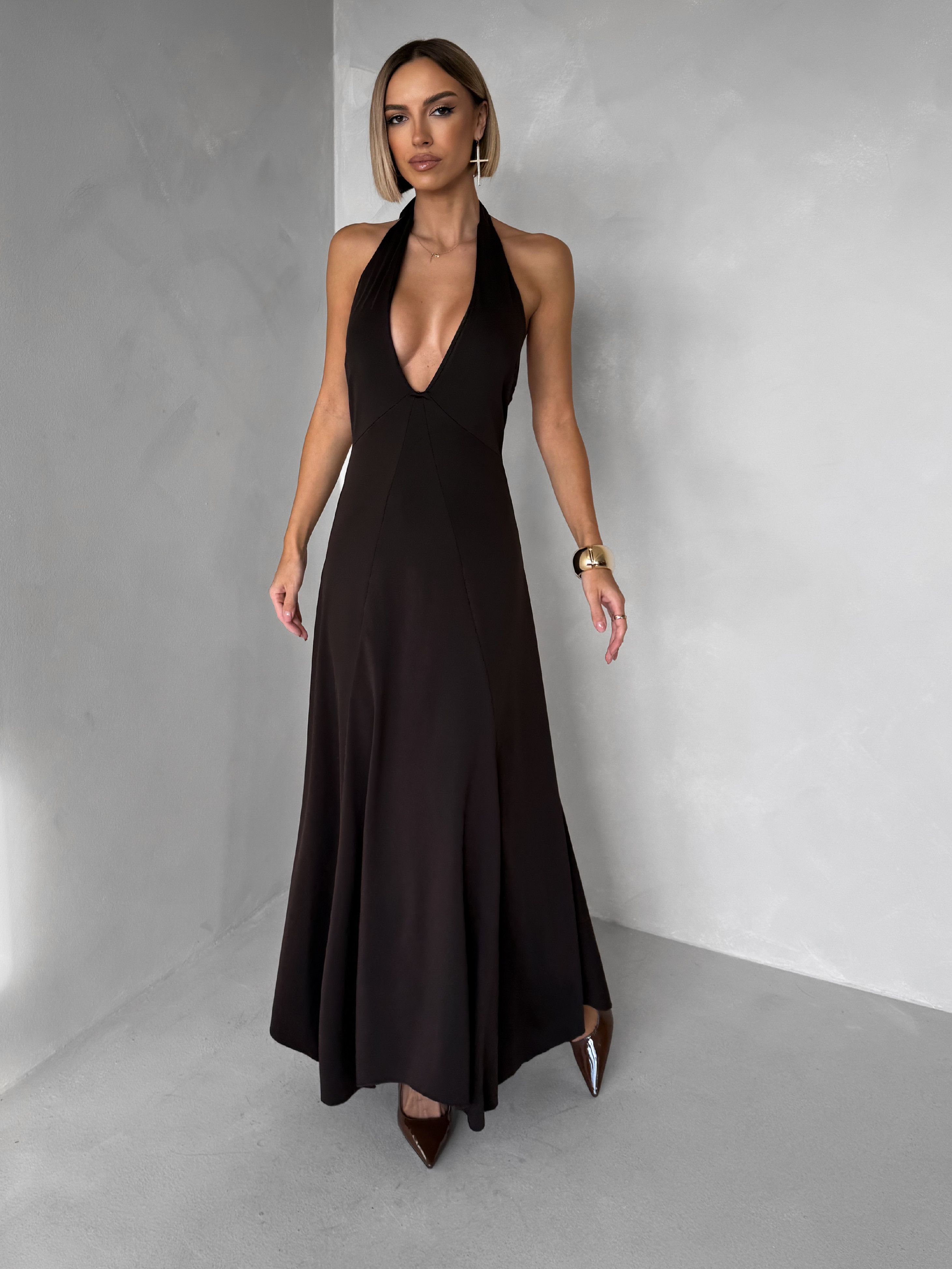 Hnedé elegantné dlhé šaty NORÉLIE s výstrihom Veľkosť: ONESIZE