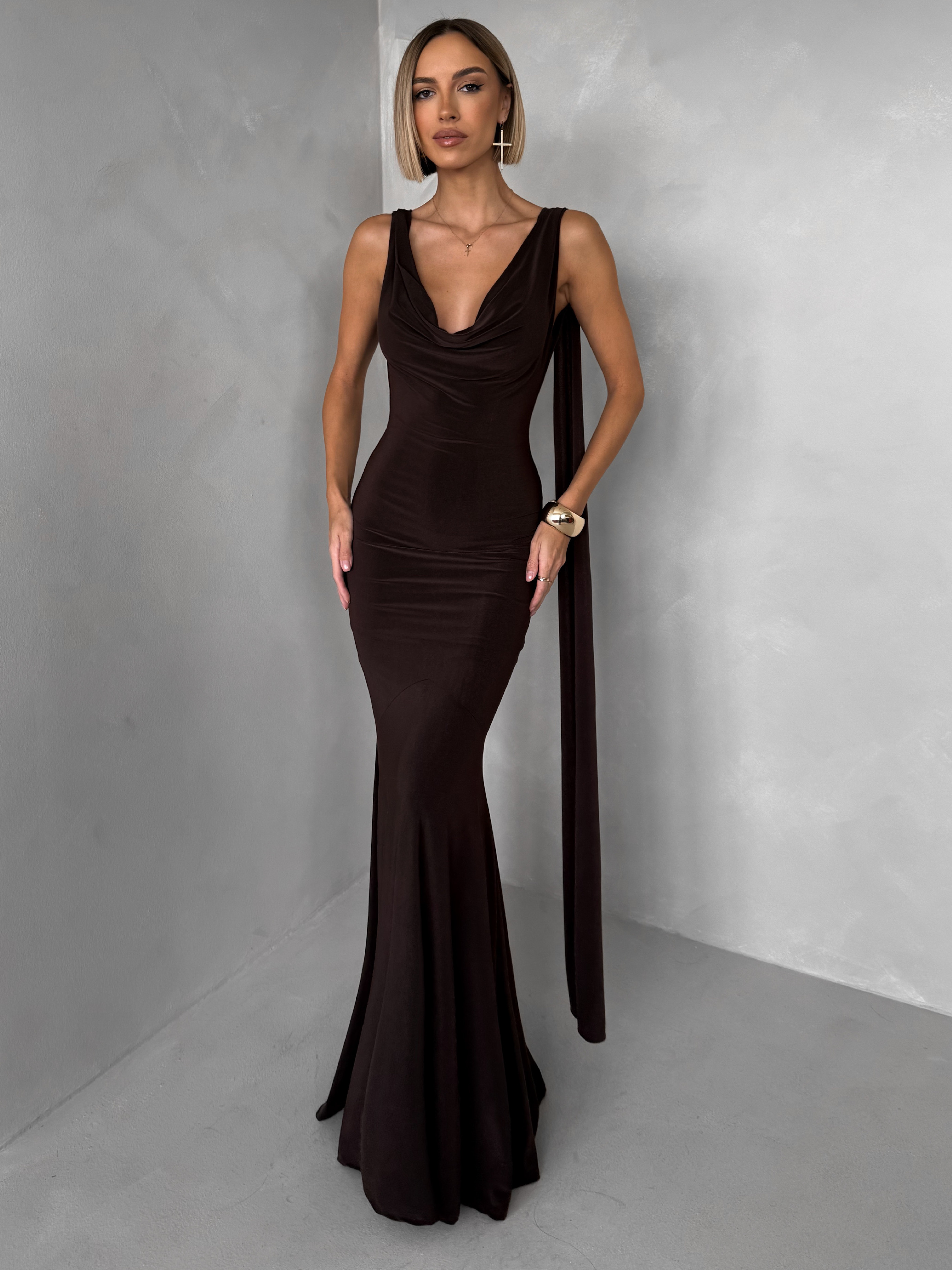 Hnedé spoločenské dlhé viazacie šaty RAVILETA s vlečkou Veľkosť: ONESIZE