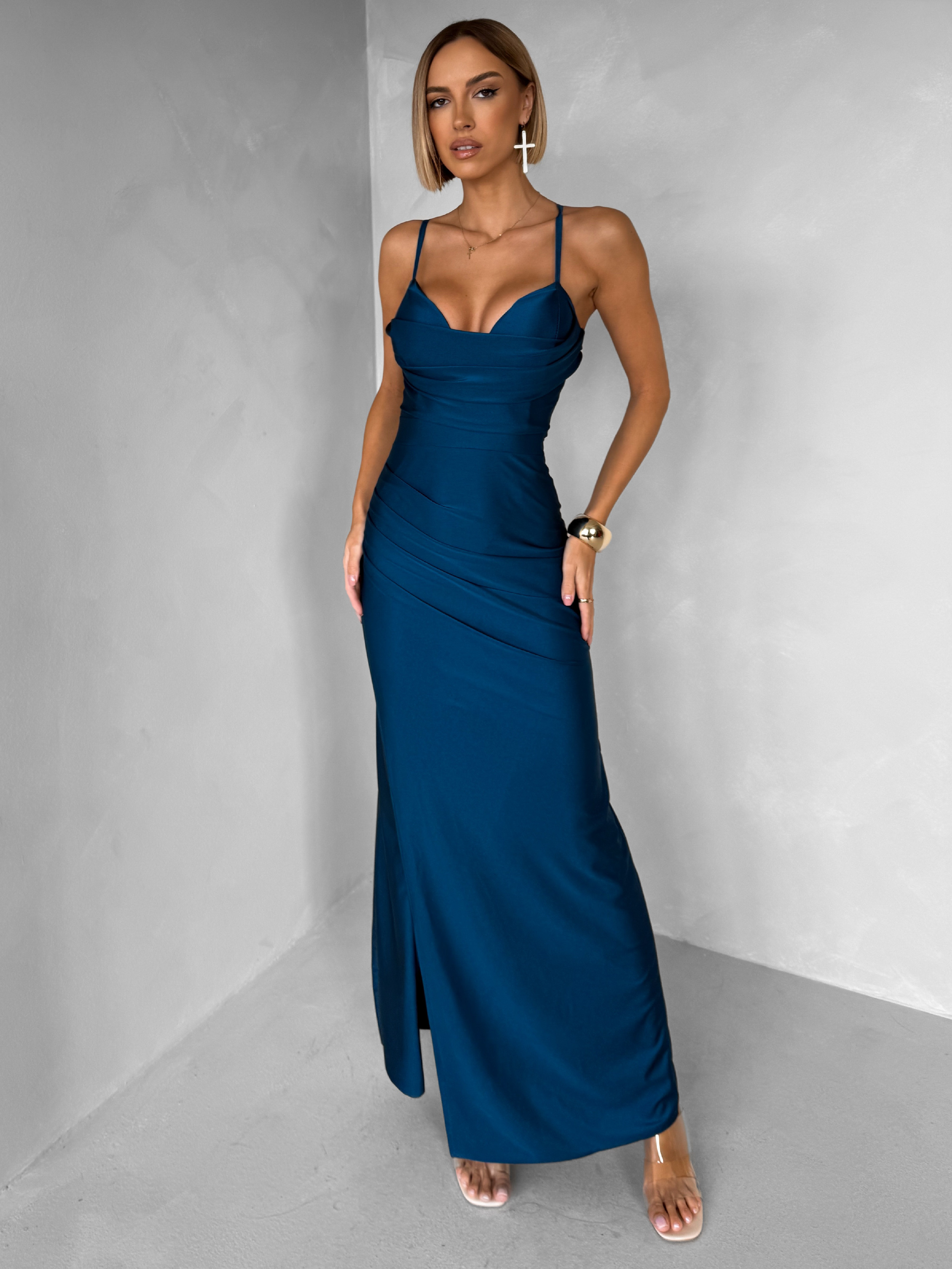 Petrolejová dlhé saténové spoločenské šaty ORIXY s výstrihom Veľkosť: ONESIZE