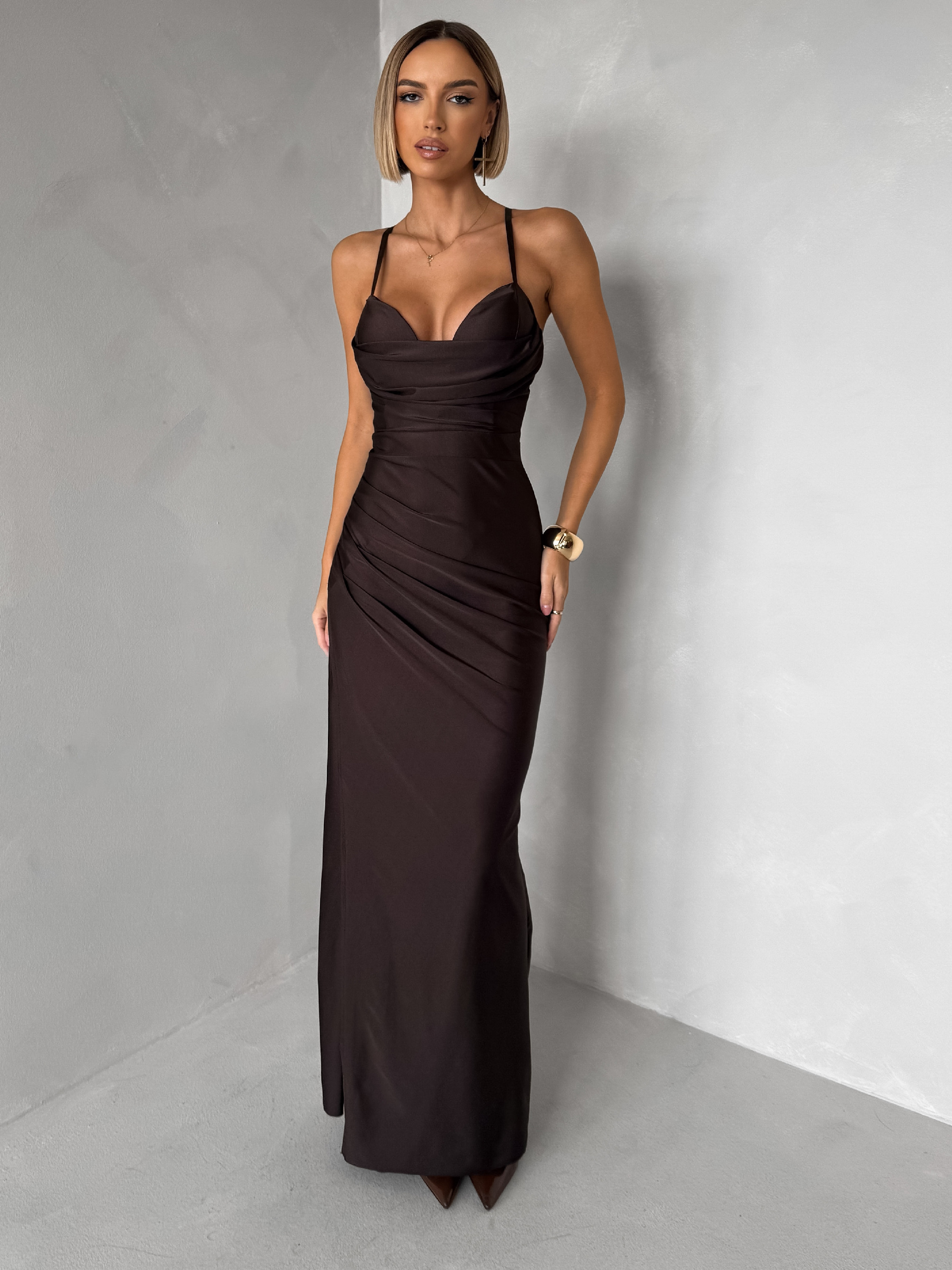 Tmavo hnedé dlhé saténové šaty ORIXY s výstrihom Veľkosť: ONESIZE