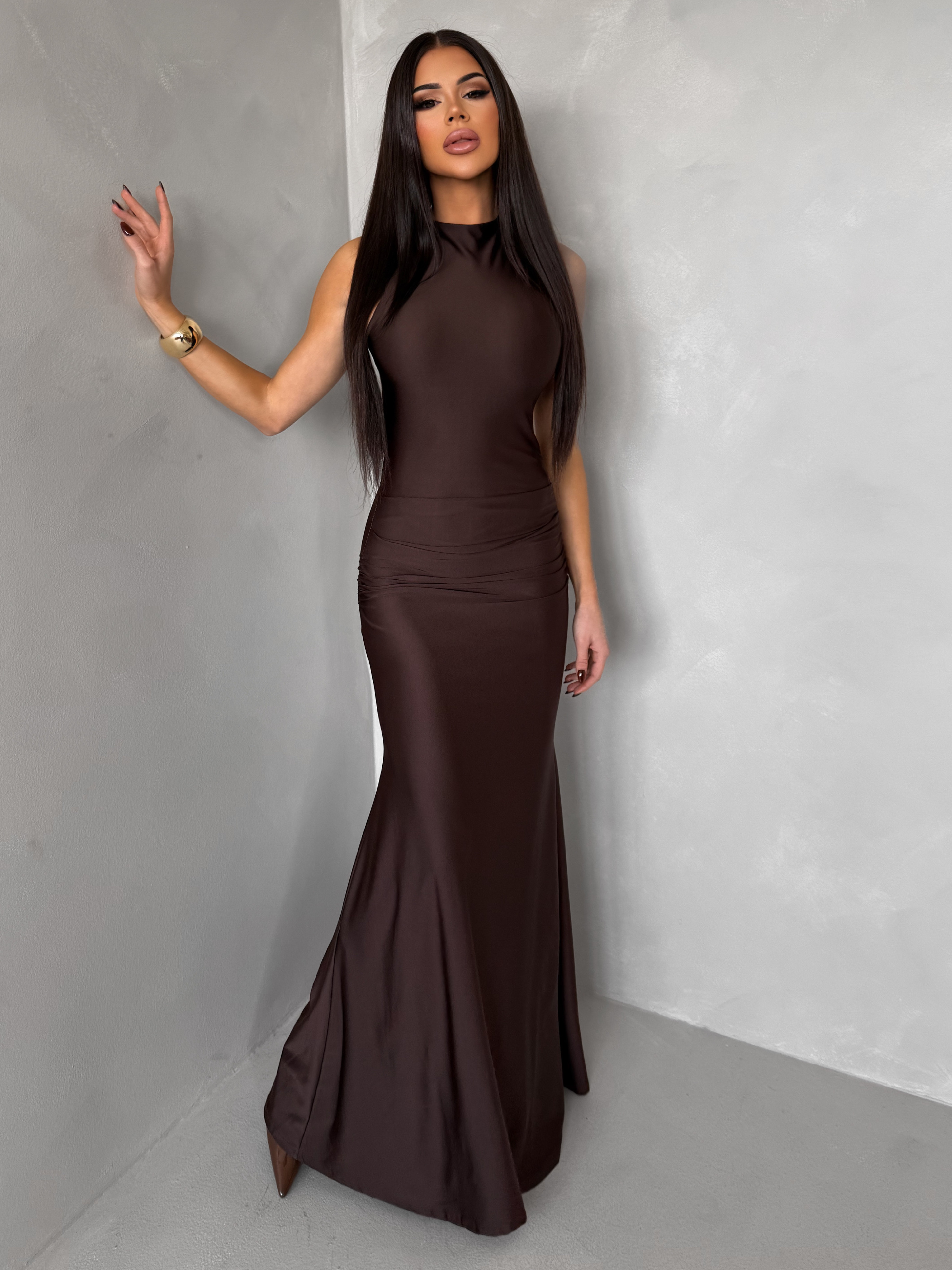 Tmavo hnedé saténové dlhé spoločenské šaty LETERA s rázporkom Veľkosť: ONESIZE