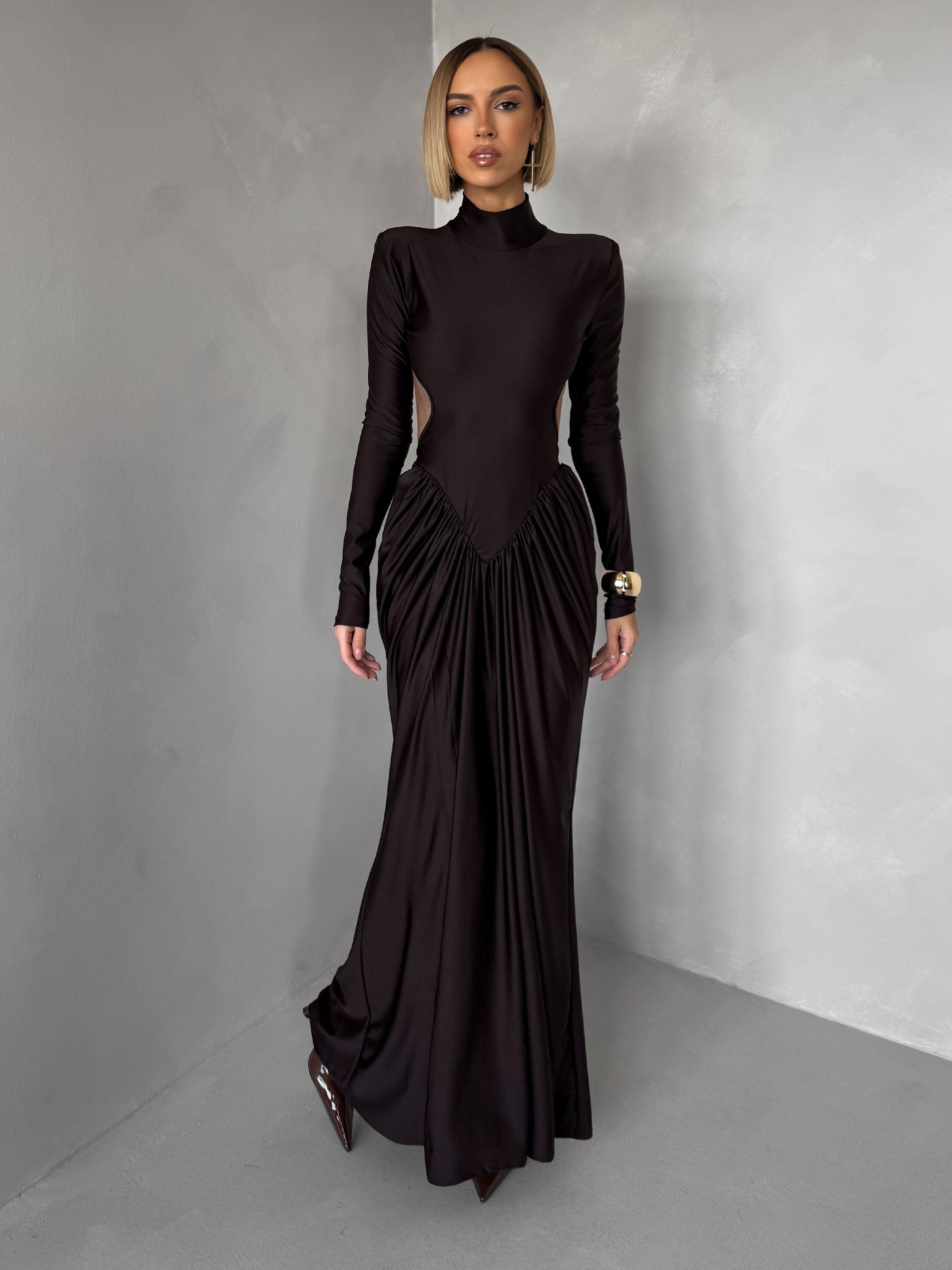 Tmavo hnedé spoločenské tvarujúce šaty RELANIO s prestrihmi Veľkosť: ONESIZE