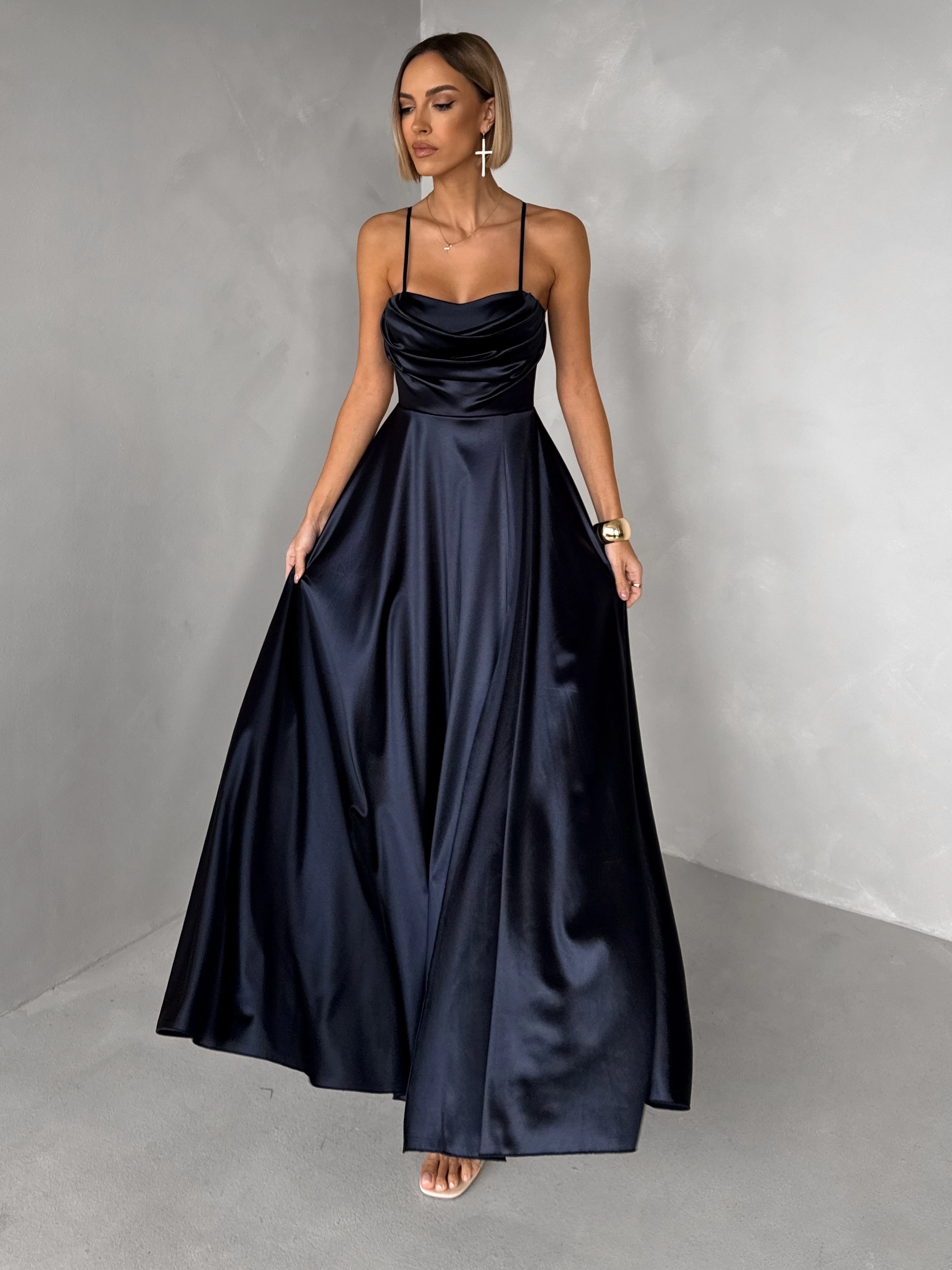 Tmavomodré saténové dlhé spoločenské šaty LUNOREX Veľkosť: ONESIZE