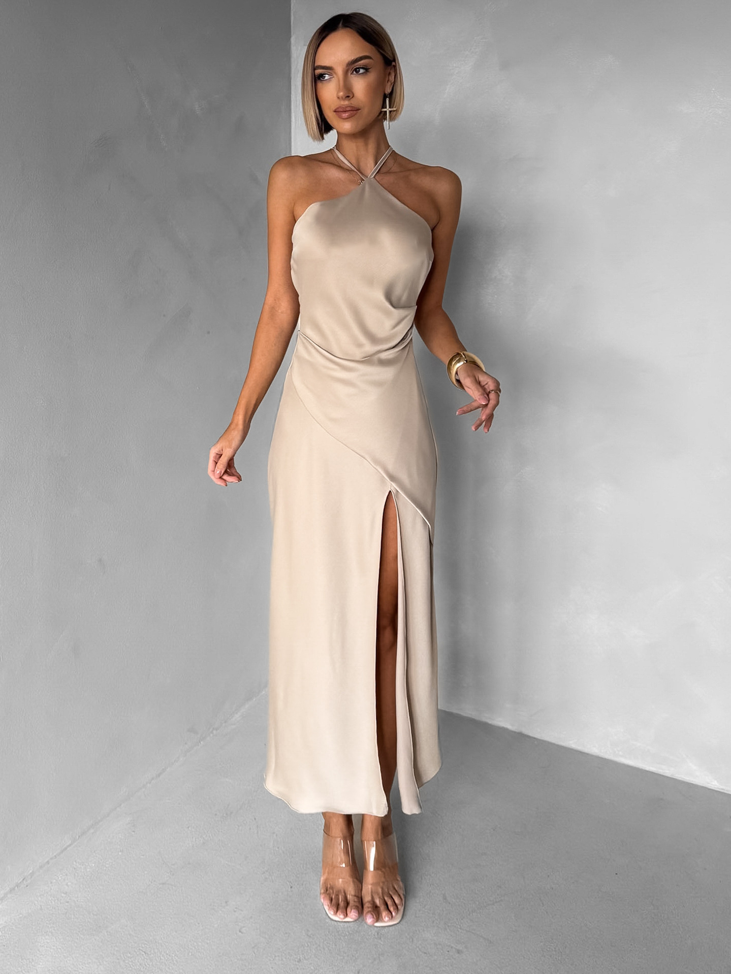 Béžové saténové spoločenské šaty ELIRON s rázporkom Veľkosť: ONESIZE