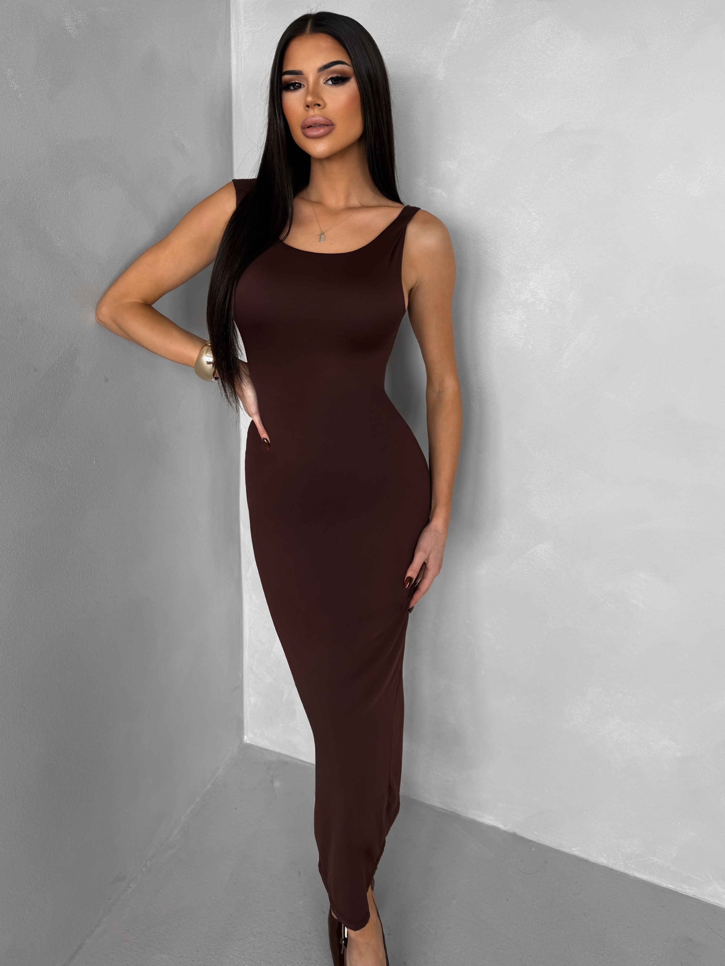 Hnedé priliehavé midi šaty TREVY s odhaleným chrbtom Veľkosť: ONESIZE