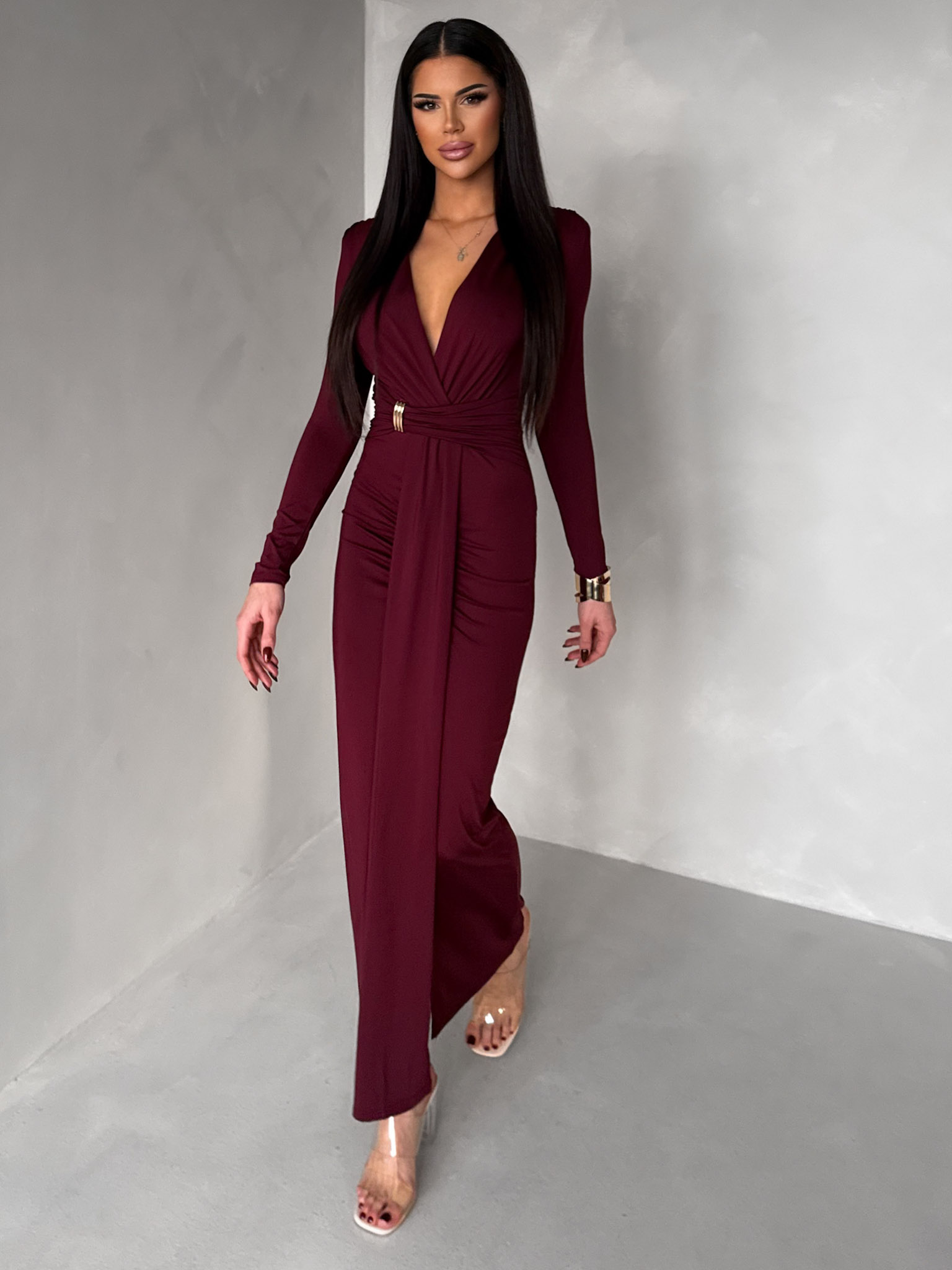 Bordové spoločenské dlhé šaty FAYLORI s hlbokým výstrihom Veľkosť: S/M