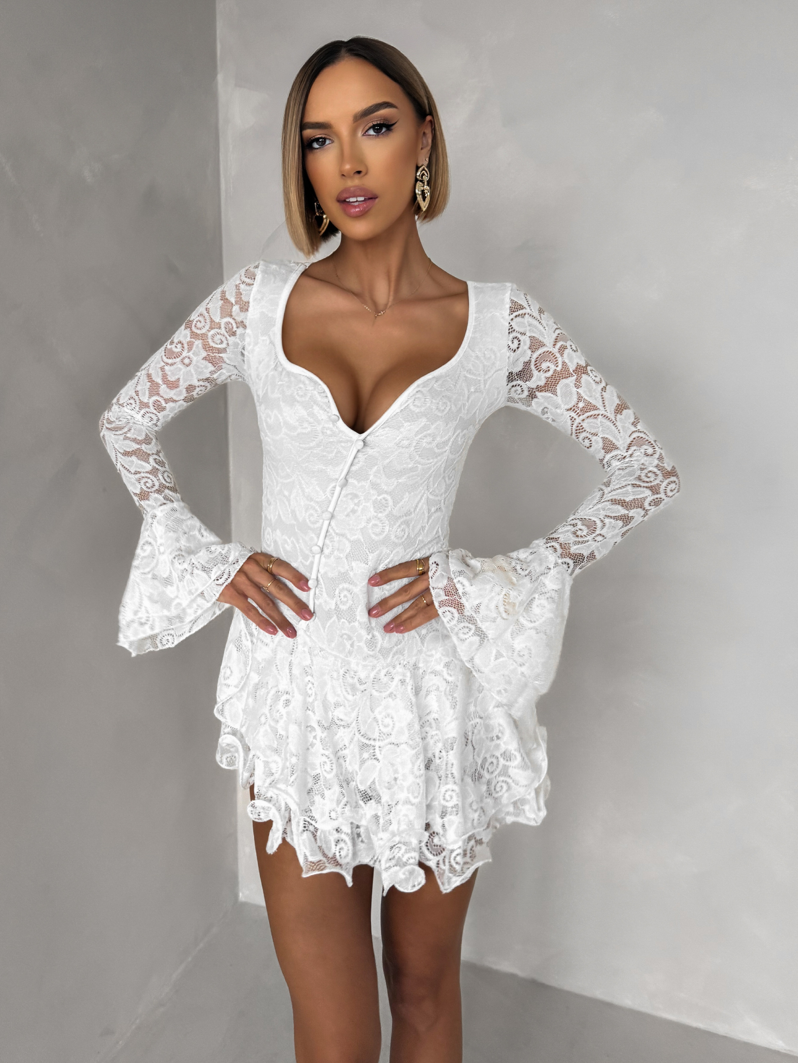 Biele čipkované krátke šaty ZENITH s volánikmi Veľkosť: ONESIZE