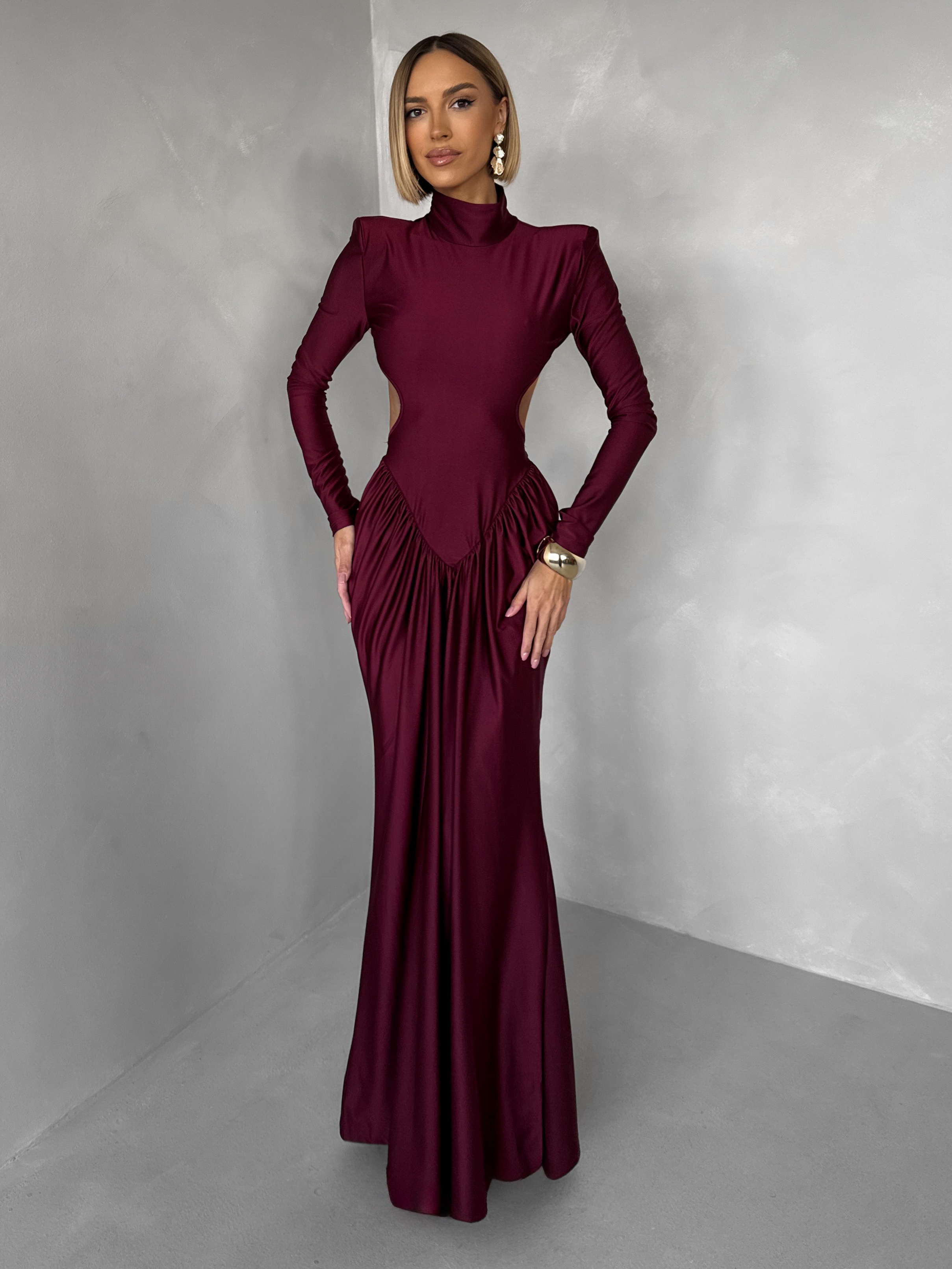 Bordó spoločenské tvarujúce šaty RELANIO s prestrihmi Veľkosť: ONESIZE