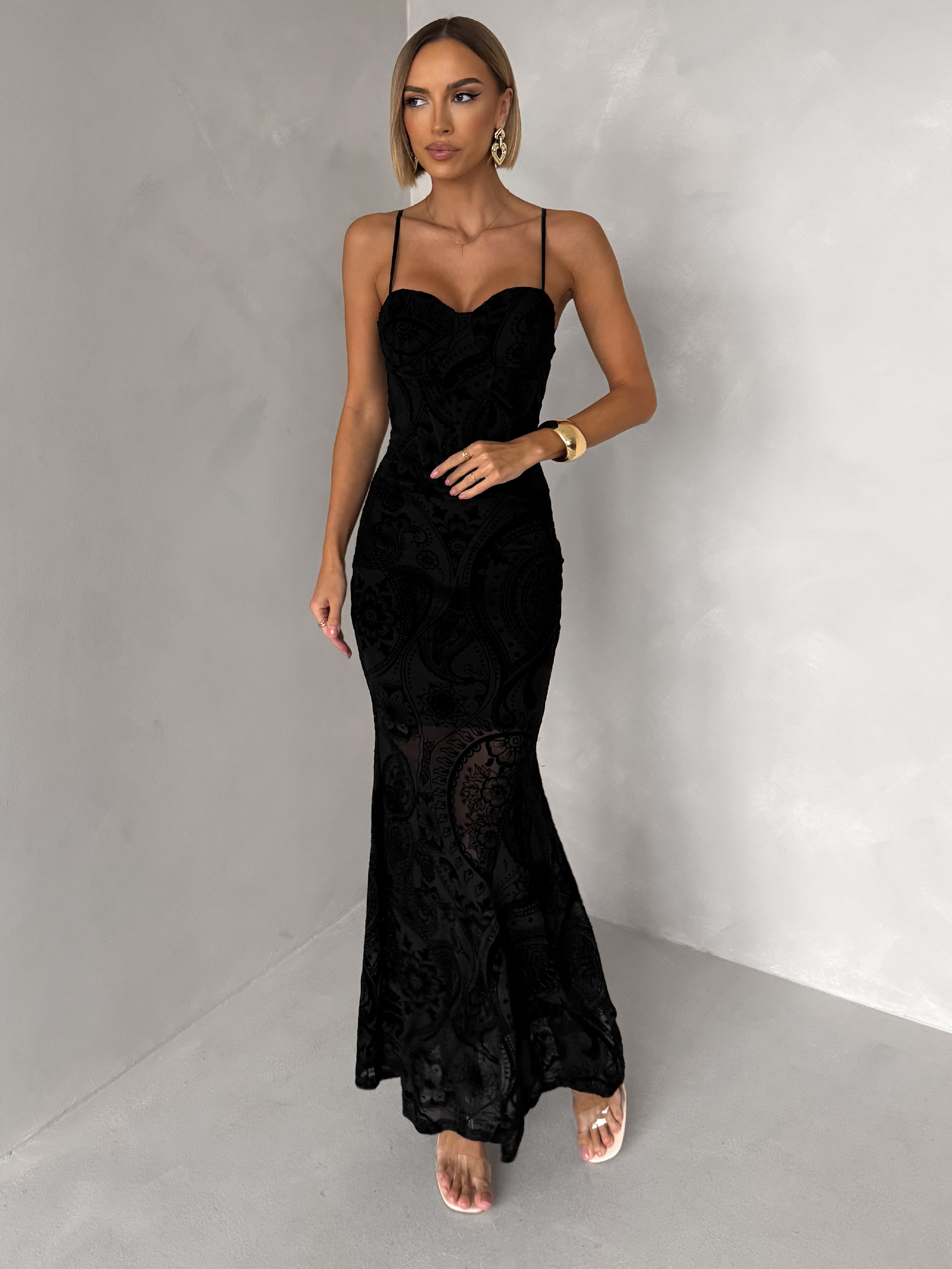 Čierne dlhé spoločenské šaty AVENZIA na ramienka Veľkosť: S/M