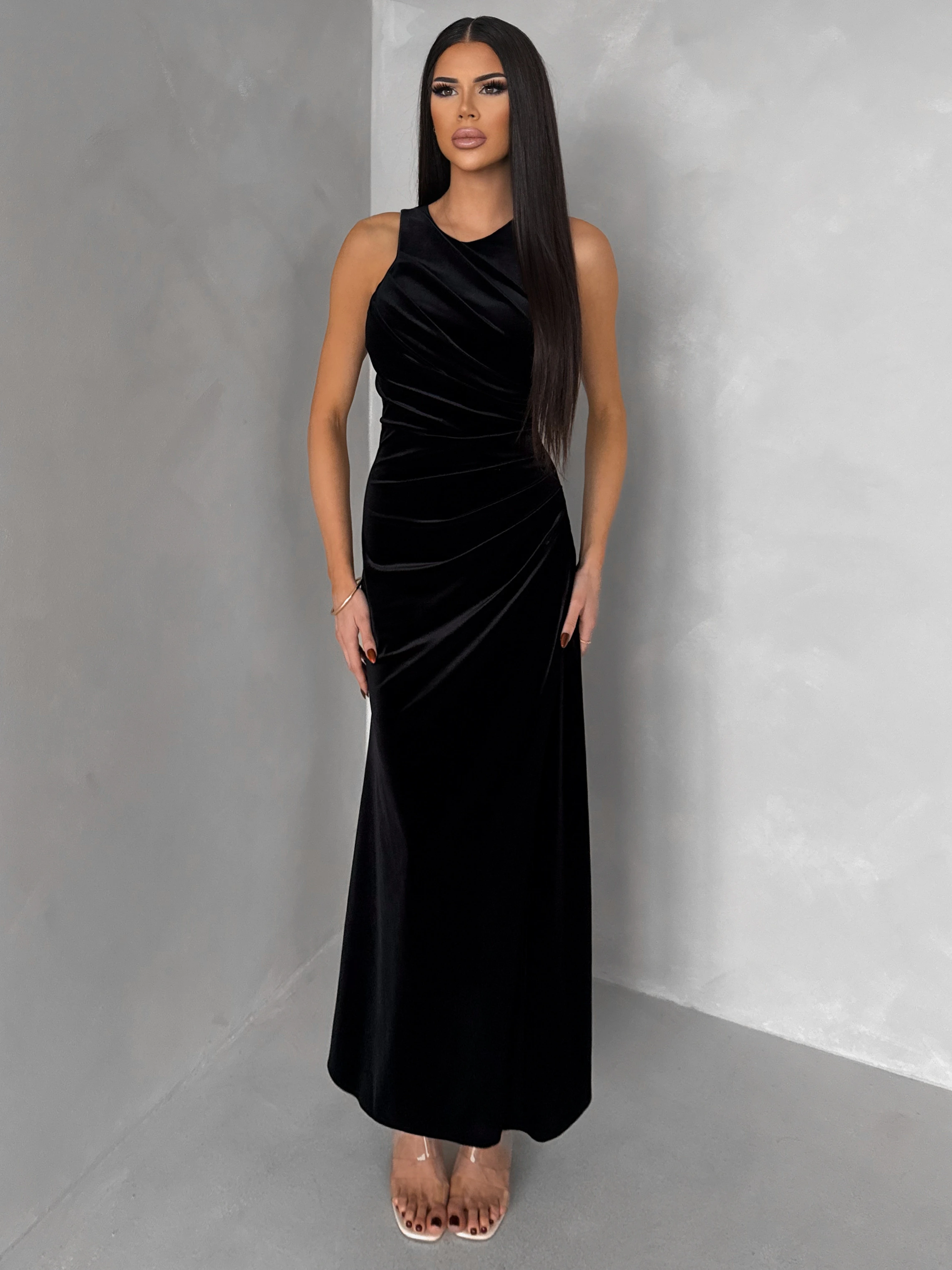 Čierne elegantné zamatové spoločenské šaty SOVENTY s rázporkom Veľkosť: ONESIZE