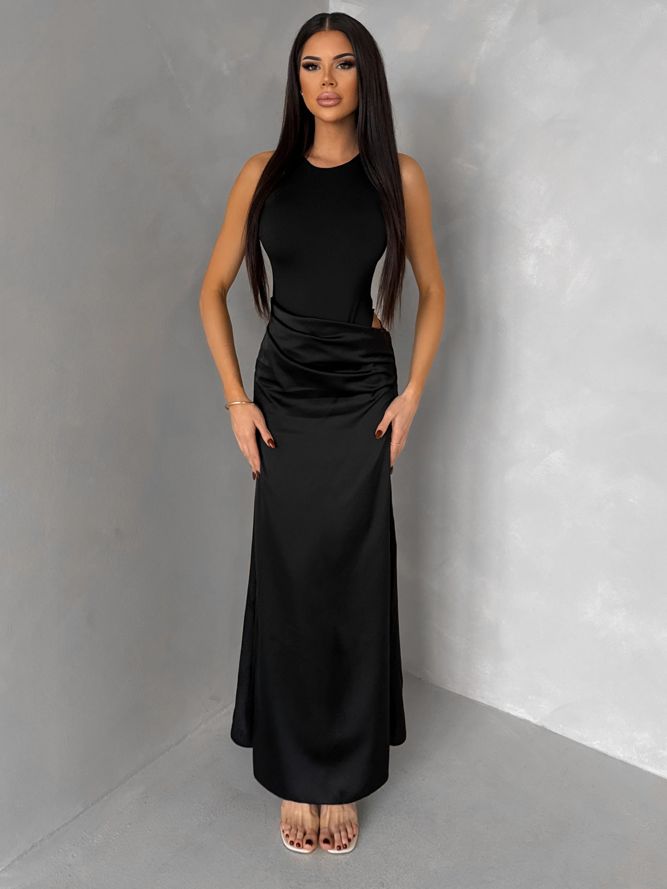 Čierne elegantné saténové šaty VEĽMORO s bodmi Veľkosť: ONESIZE