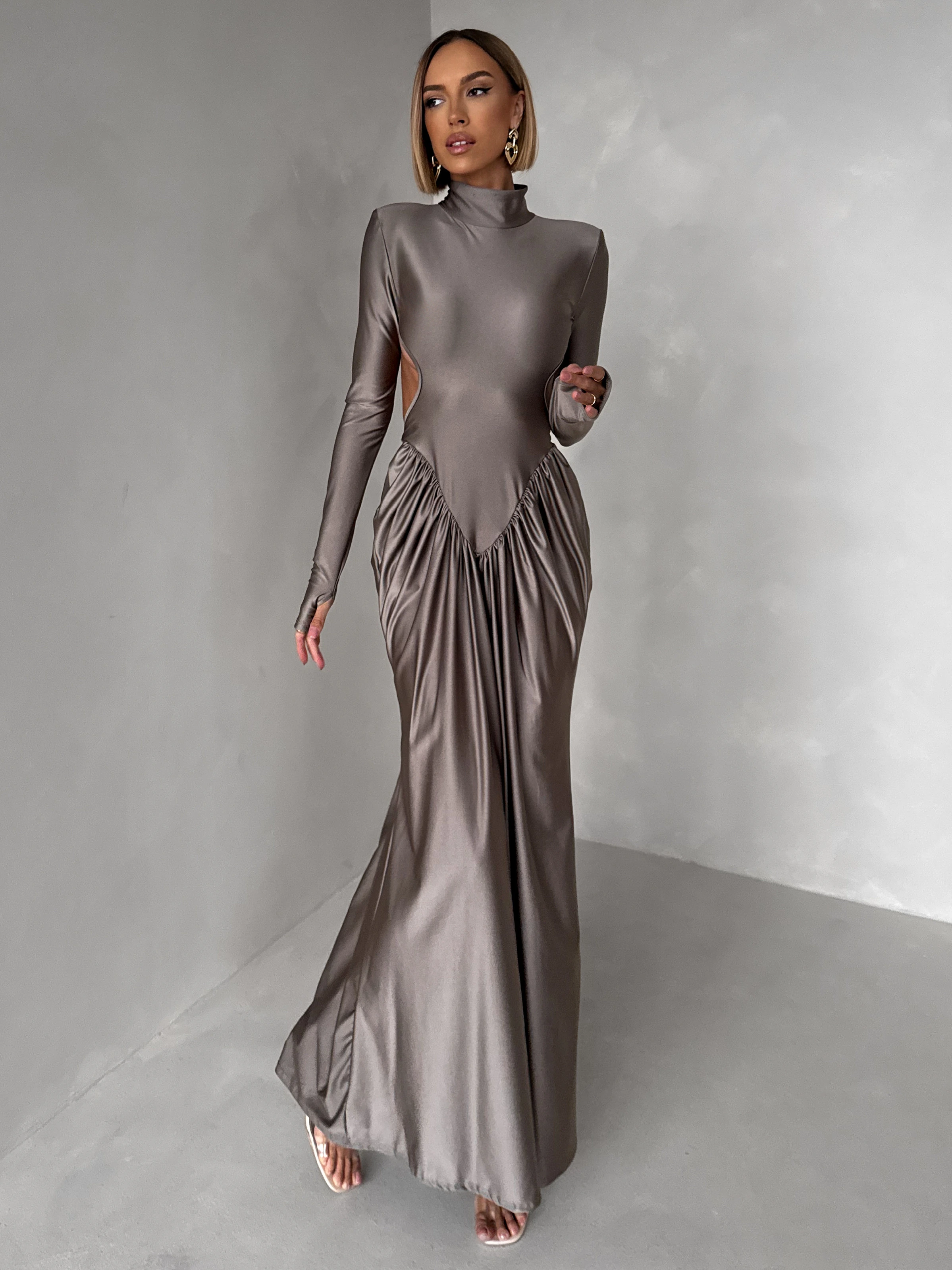 Šedé spoločenské tvarujúce šaty RELANIO s prestrihmi Veľkosť: ONESIZE