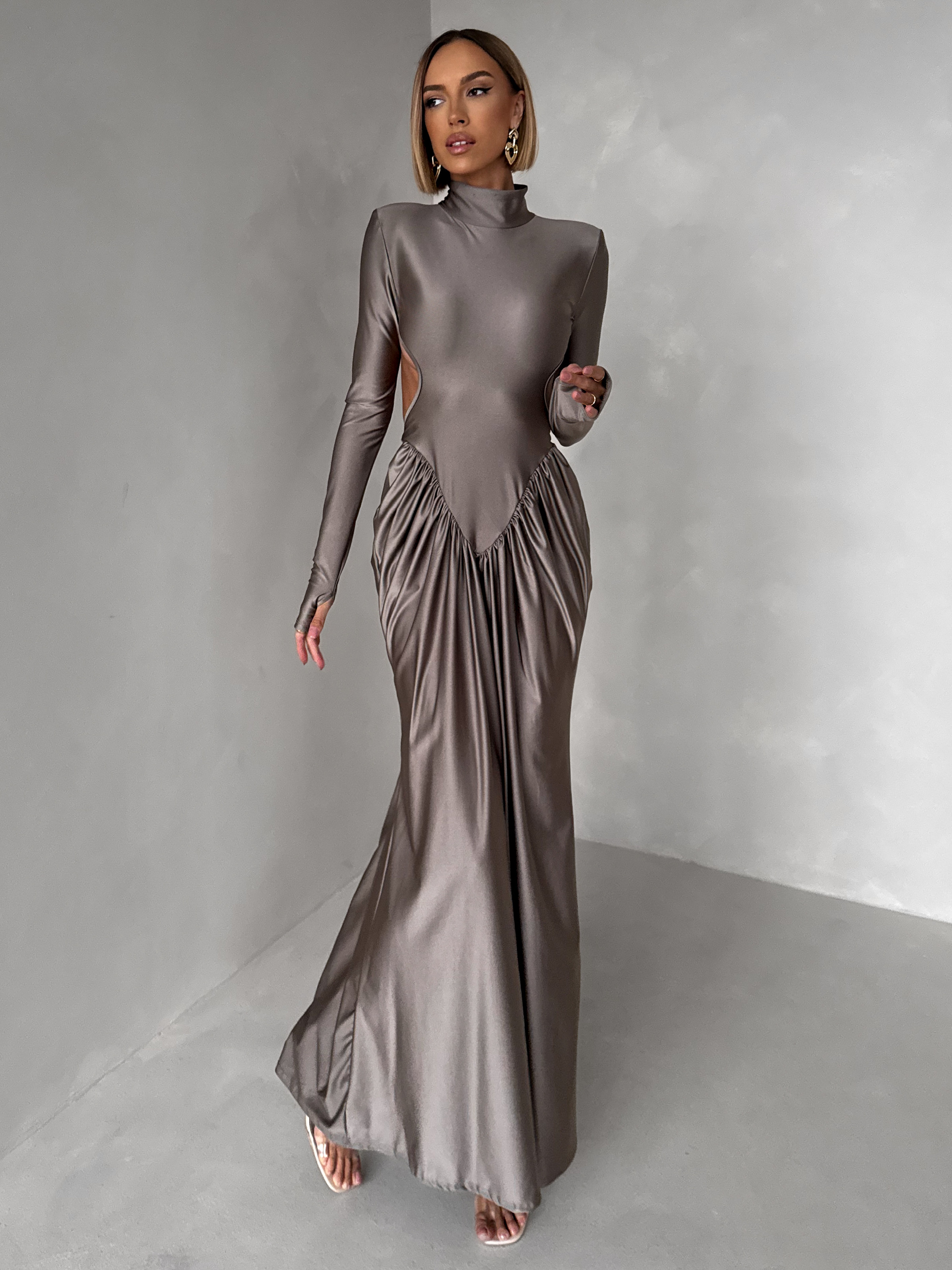 Šedé spoločenské tvarujúce šaty RELANIO s prestrihmi Veľkosť: ONESIZE