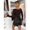Hnědý elegantní top VELUORA s ozdobou na krk (Veľkosť M/L)