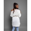 41682 7 bily delsi oversize svetr coalla s vystrihem
