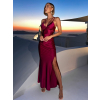 Vínové dlhé saténové šaty TAISIA s rázporkom