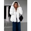 Bílý krátký faux fur kožesinový kabát JENEL (Veľkosť S)