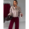 Béžový krátký faux fur kožíšek HILDAR (Veľkosť M/L)