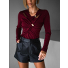 Vínové elegantné tričko ODETA s prestrihmi