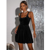 Čierne krátke zamatové vypasované šaty KALLIAS