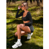 Černý sportovní crop top JIMELA s dlouhým rukávem (Veľkosť L)
