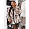 Bílohnědý kožešinový žíhaný kabátek ENVERO (Veľkosť ONESIZE)