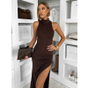 Tmavo hnedé priliehavé dlhé šaty DRYNA s rázporkom