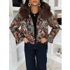 Hnědá elegantní bunda MORIVEN s velkými květy (Veľkosť M/L)