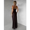 Tmavě hnědé dlouhé saténové šaty ORIXY s výstřihem (Veľkosť ONESIZE)