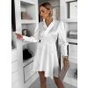 Bílé saténové zavinovací krátké šaty MOKESA (Veľkosť ONESIZE)